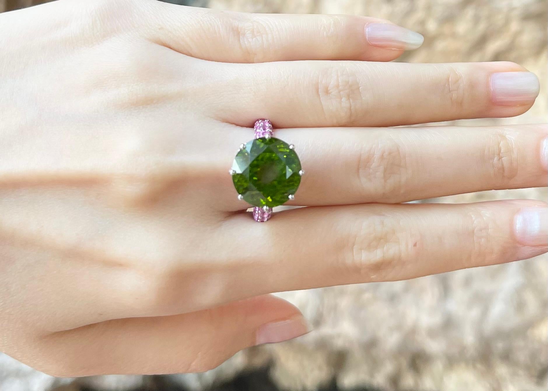 Anillo de peridoto, rubí cabujón y zafiro rosa engastado en oro blanco de 18 quilates Art Decó en venta