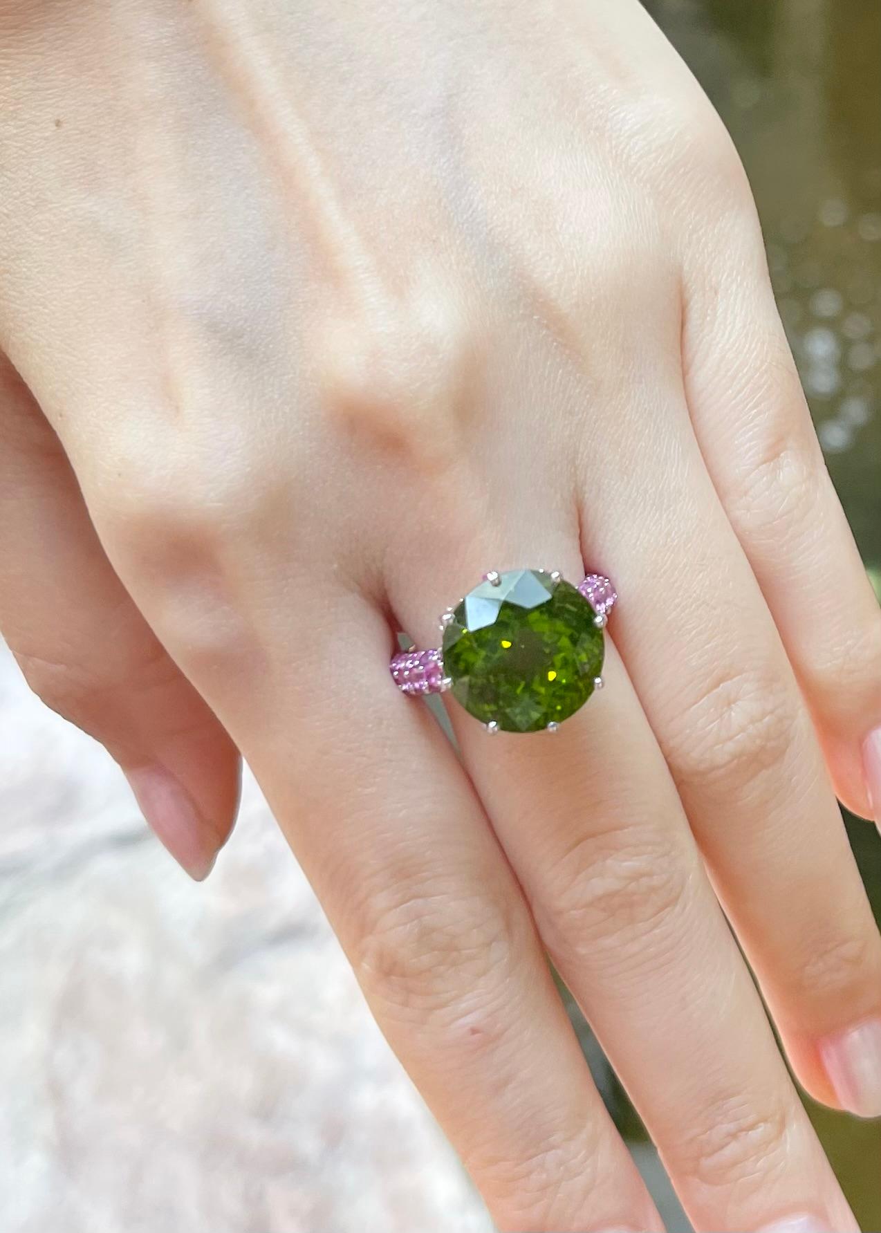Anillo de peridoto, rubí cabujón y zafiro rosa engastado en oro blanco de 18 quilates Corte redondo en venta