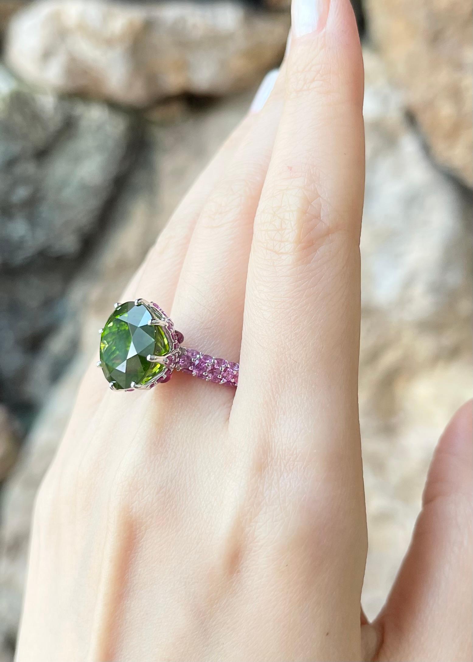Anillo de peridoto, rubí cabujón y zafiro rosa engastado en oro blanco de 18 quilates en Nuevo estado para la venta en Bangkok, TH