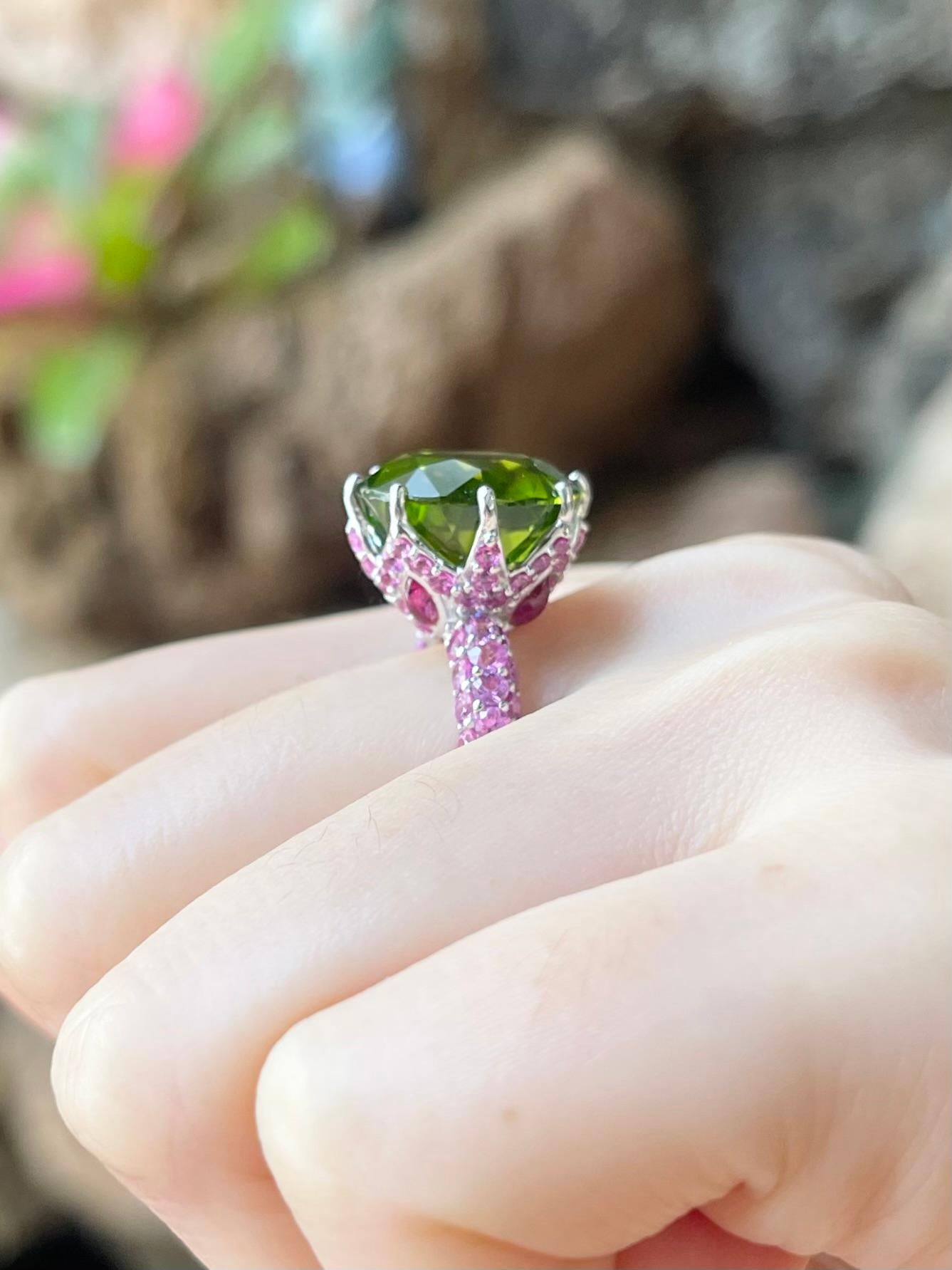 Anillo de peridoto, rubí cabujón y zafiro rosa engastado en oro blanco de 18 quilates en venta 1