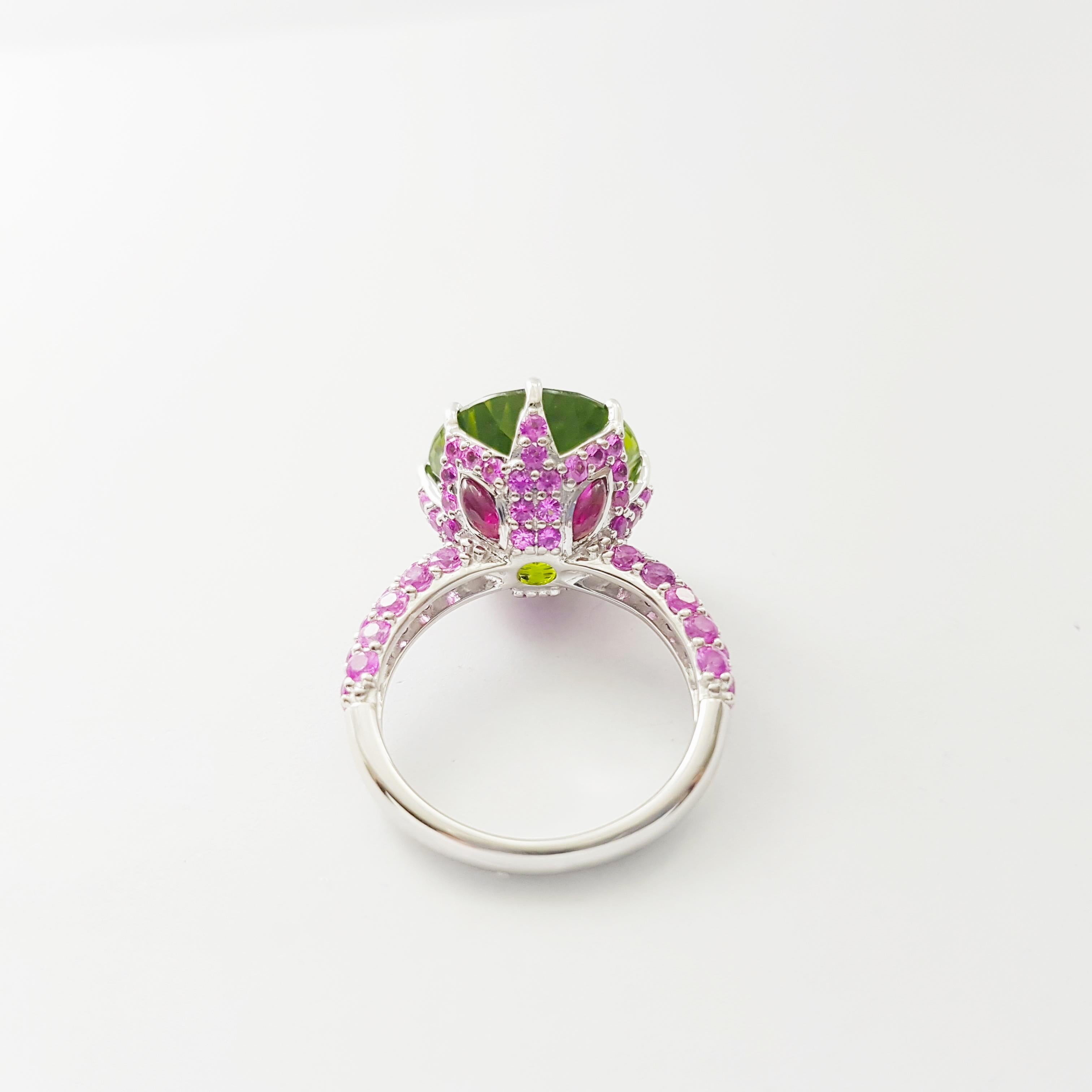 Anillo de peridoto, rubí cabujón y zafiro rosa engastado en oro blanco de 18 quilates en venta 3
