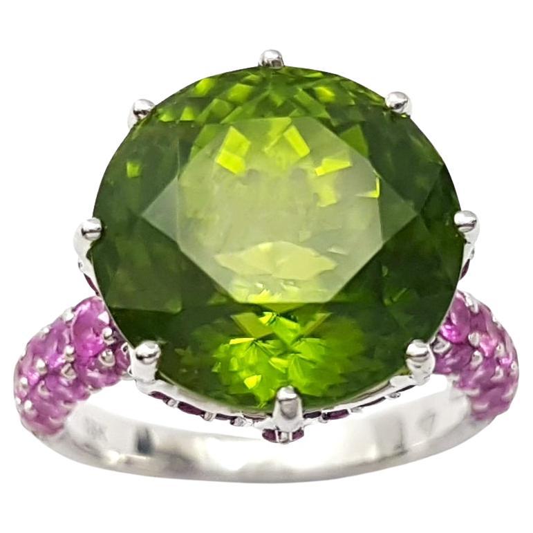 Anillo de peridoto, rubí cabujón y zafiro rosa engastado en oro blanco de 18 quilates en venta