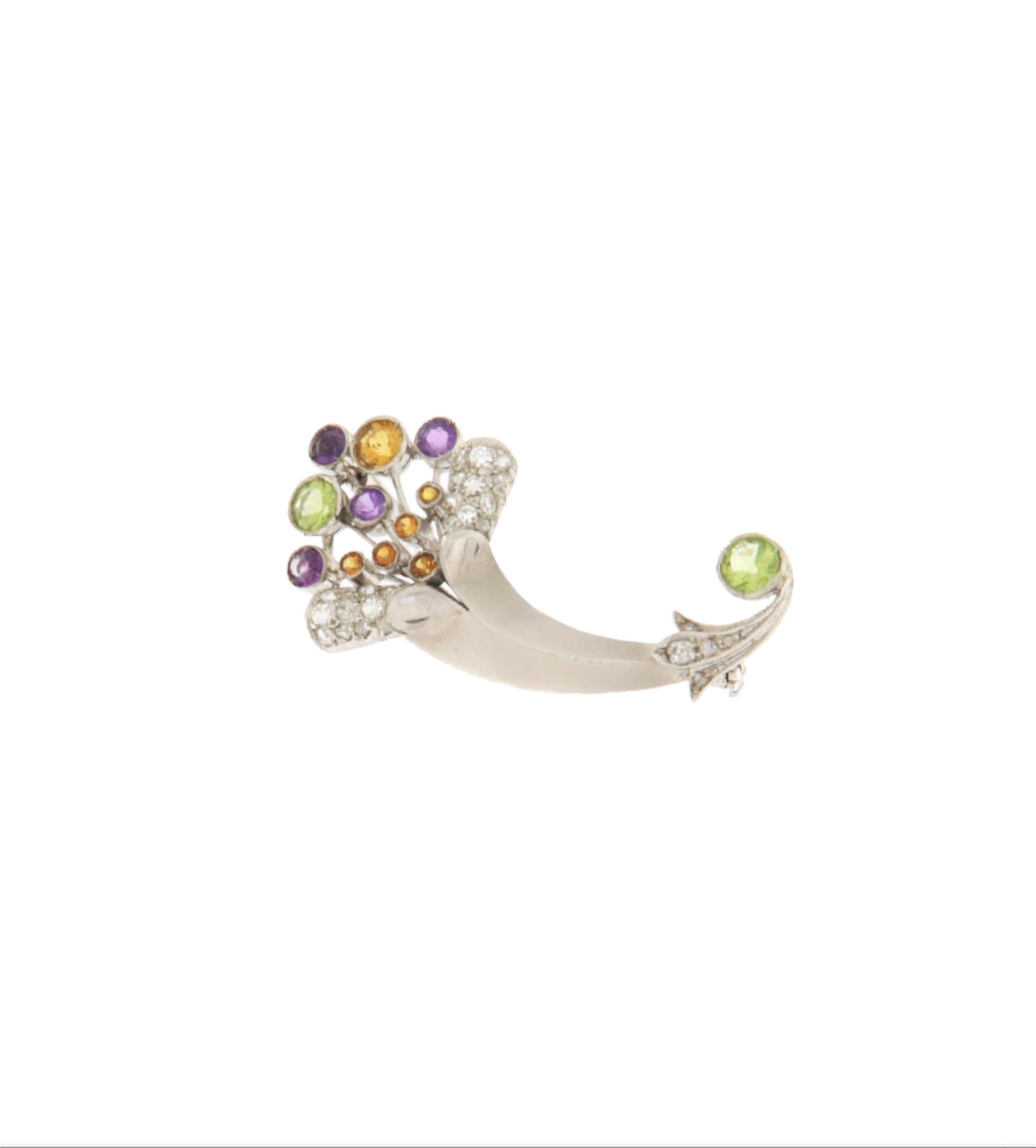 This magnificent 18K white gold brooch is a true masterpiece of fine jewelry, featuring an elegant and harmonious design. The sinuous and refined structure is adorned with a delicate pavé of brilliant diamonds, adding radiance and sophistication to