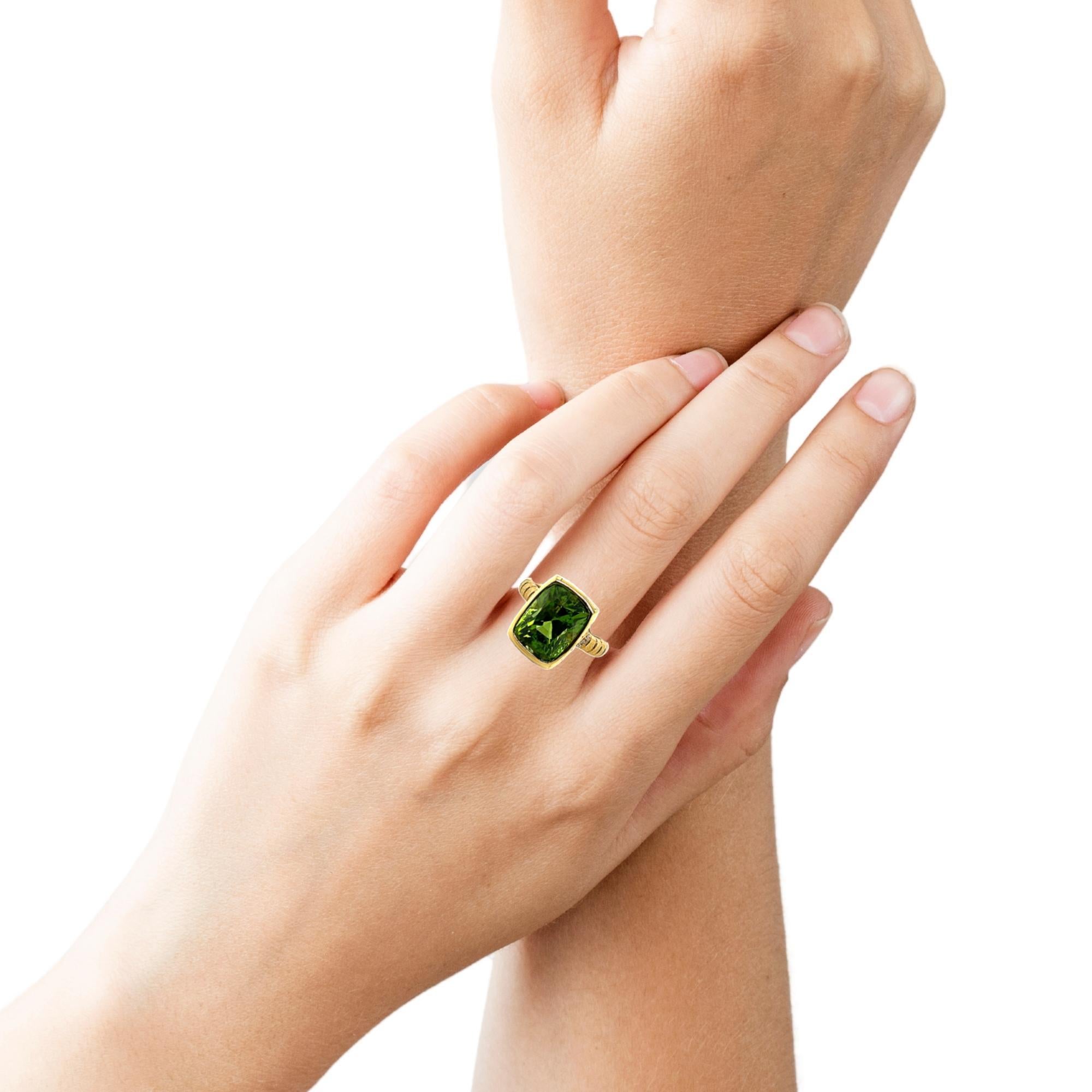 Peridot Cushion and Diamond Signet Ring in Yellow Gold, 8.88 Carats For Sale 1