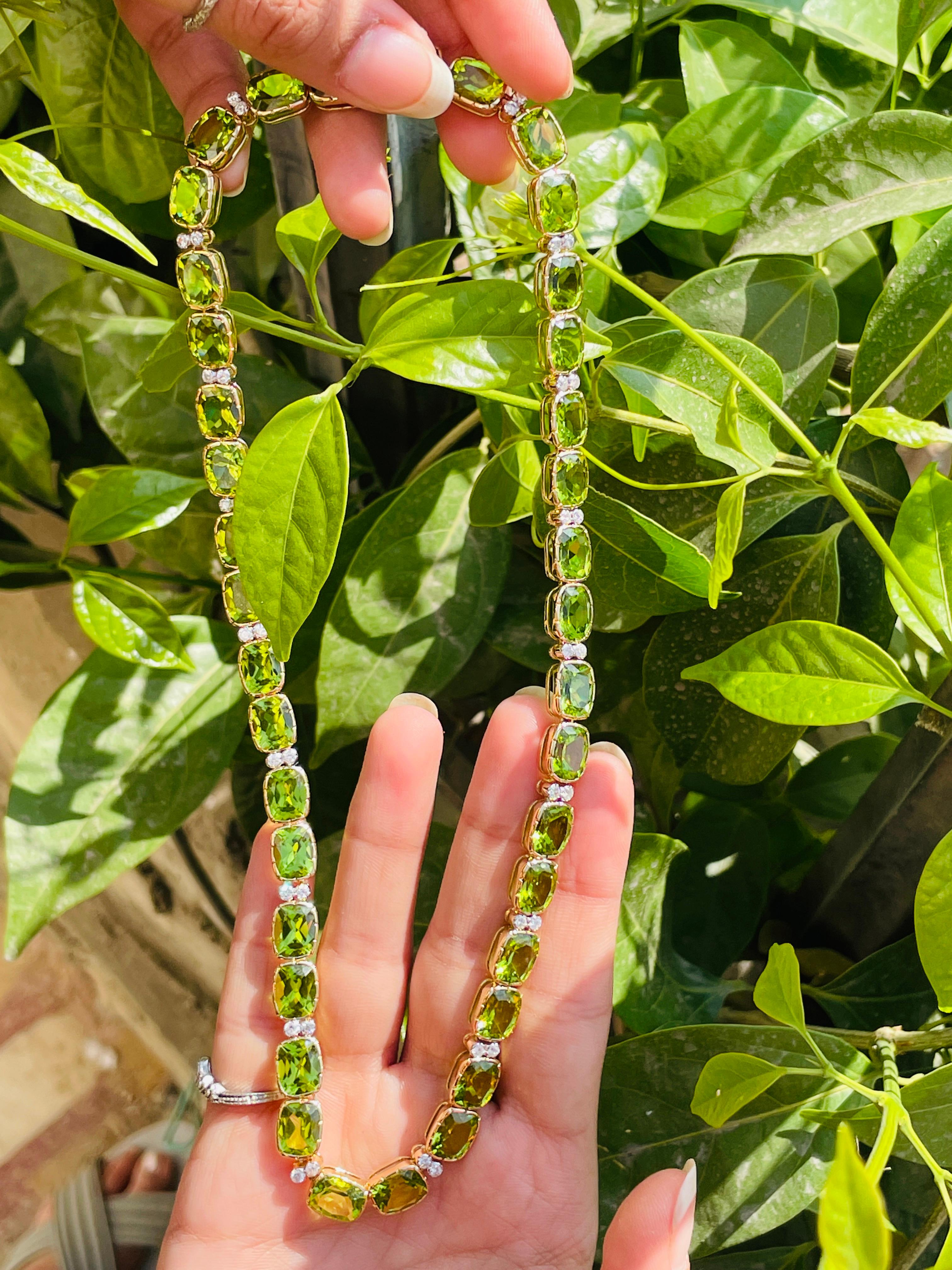 Peridot-Halskette aus 18 Karat Gold, besetzt mit Peridot-Stücken im Kissenschliff und Diamanten.
Ergänzen Sie Ihren Look mit dieser eleganten Peridot-Perlenkette. Dieses atemberaubende Schmuckstück wertet einen Freizeitlook oder ein elegantes Outfit