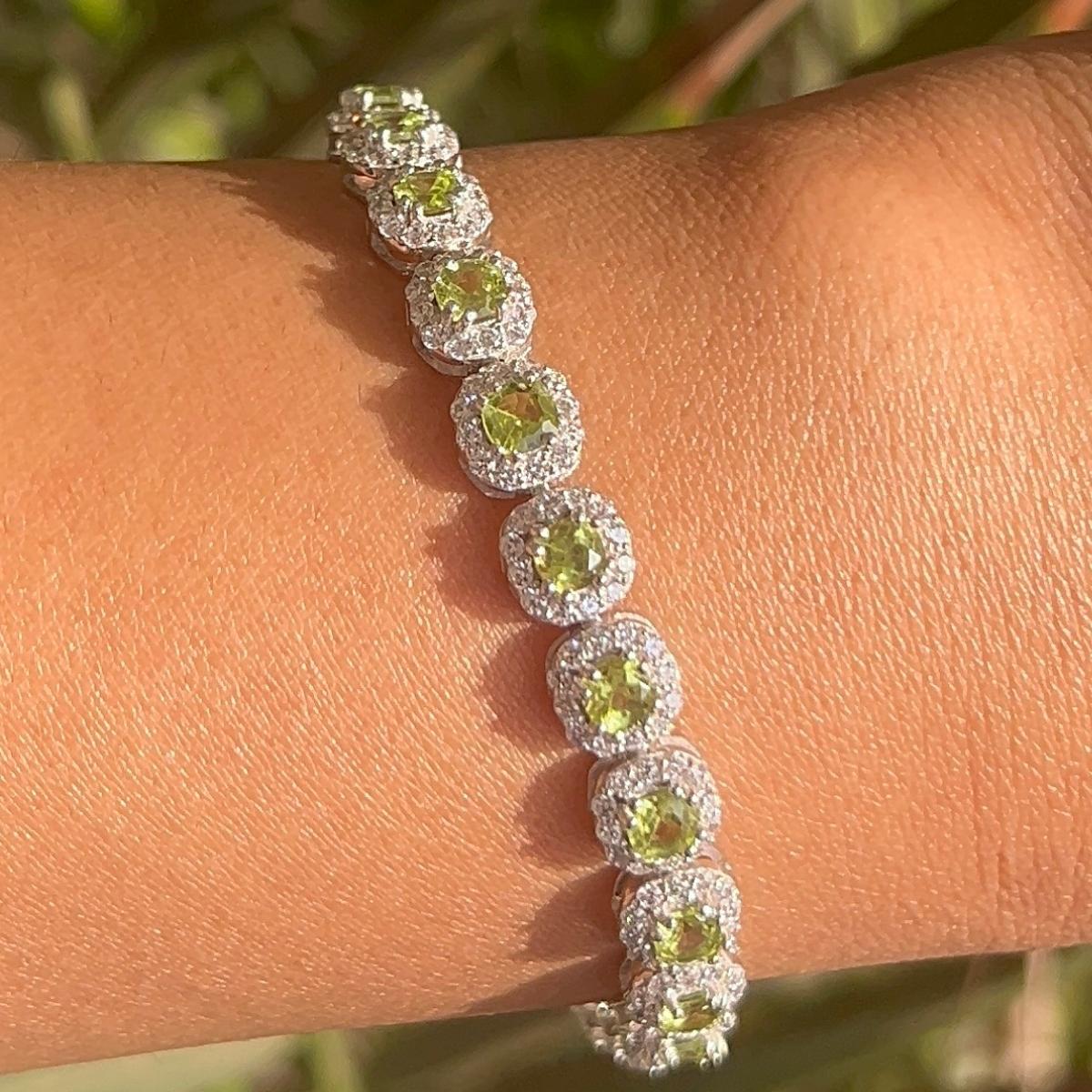 Bracelet de tennis en argent sterling avec halo de péridot et de CZ. Vous aurez besoin d'un bracelet de tennis pour marquer votre look. Chaque pièce comporte des pierres éblouissantes, réputées pour leur éclat et leur clarté, serties dans de