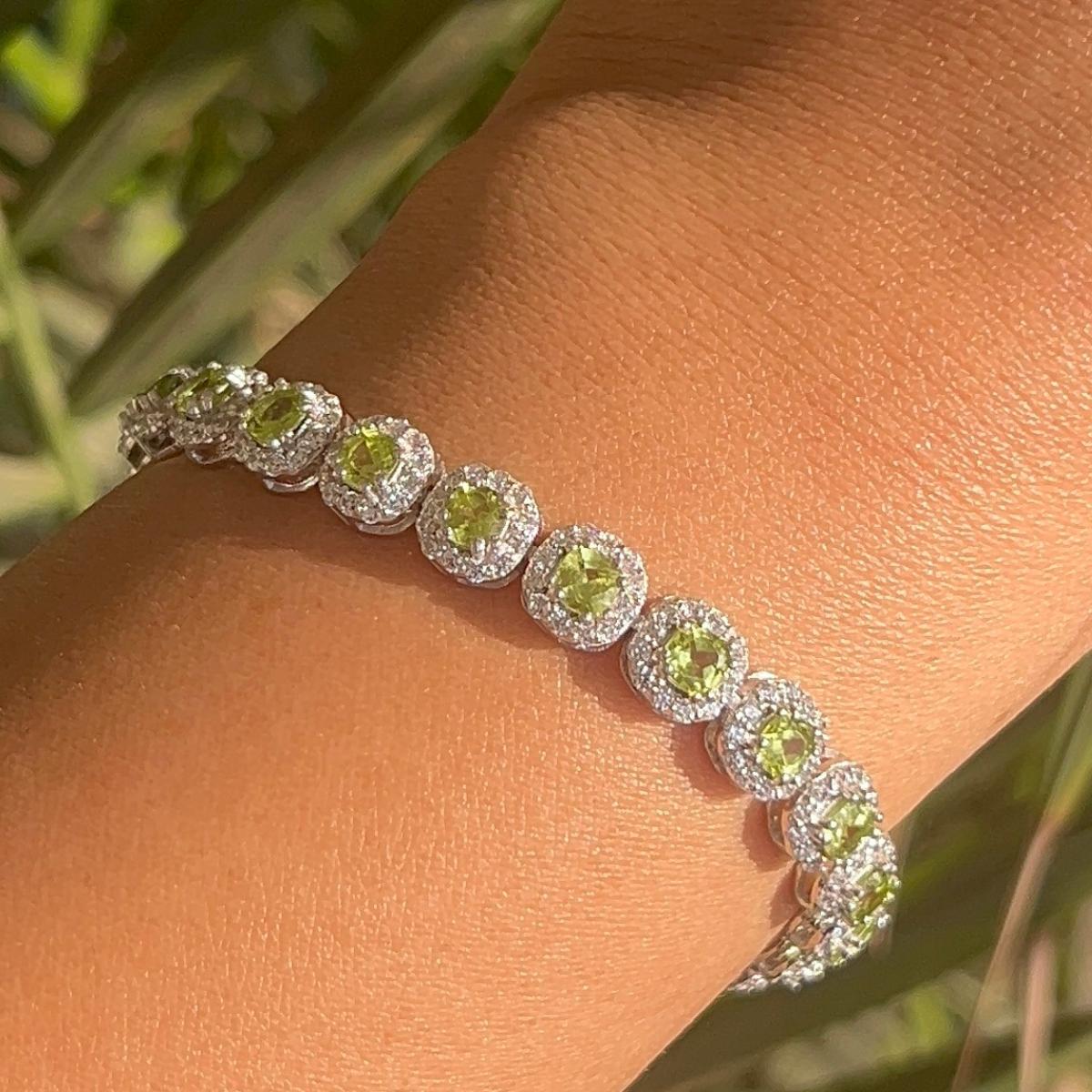 Taille mixte Peridot CZ Halo Tennis Bracelet pour femmes Pierre précieuse verte en argent pour maman en vente