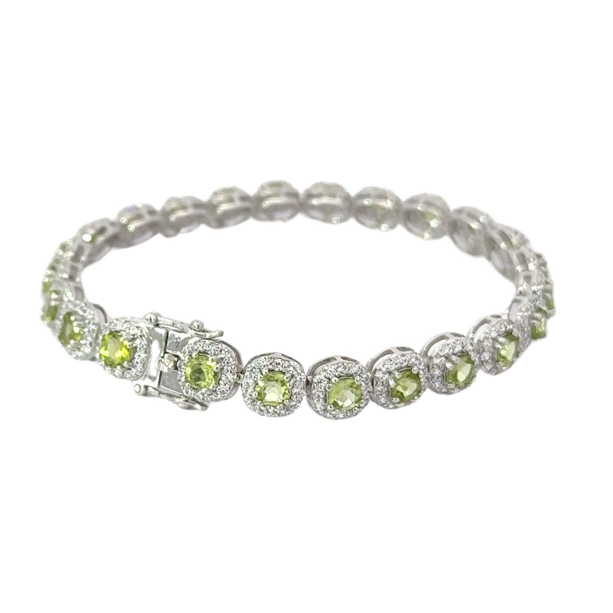 Peridot CZ Halo Tennis Bracelet pour femmes Pierre précieuse verte en argent pour maman Neuf - En vente à New York, NY