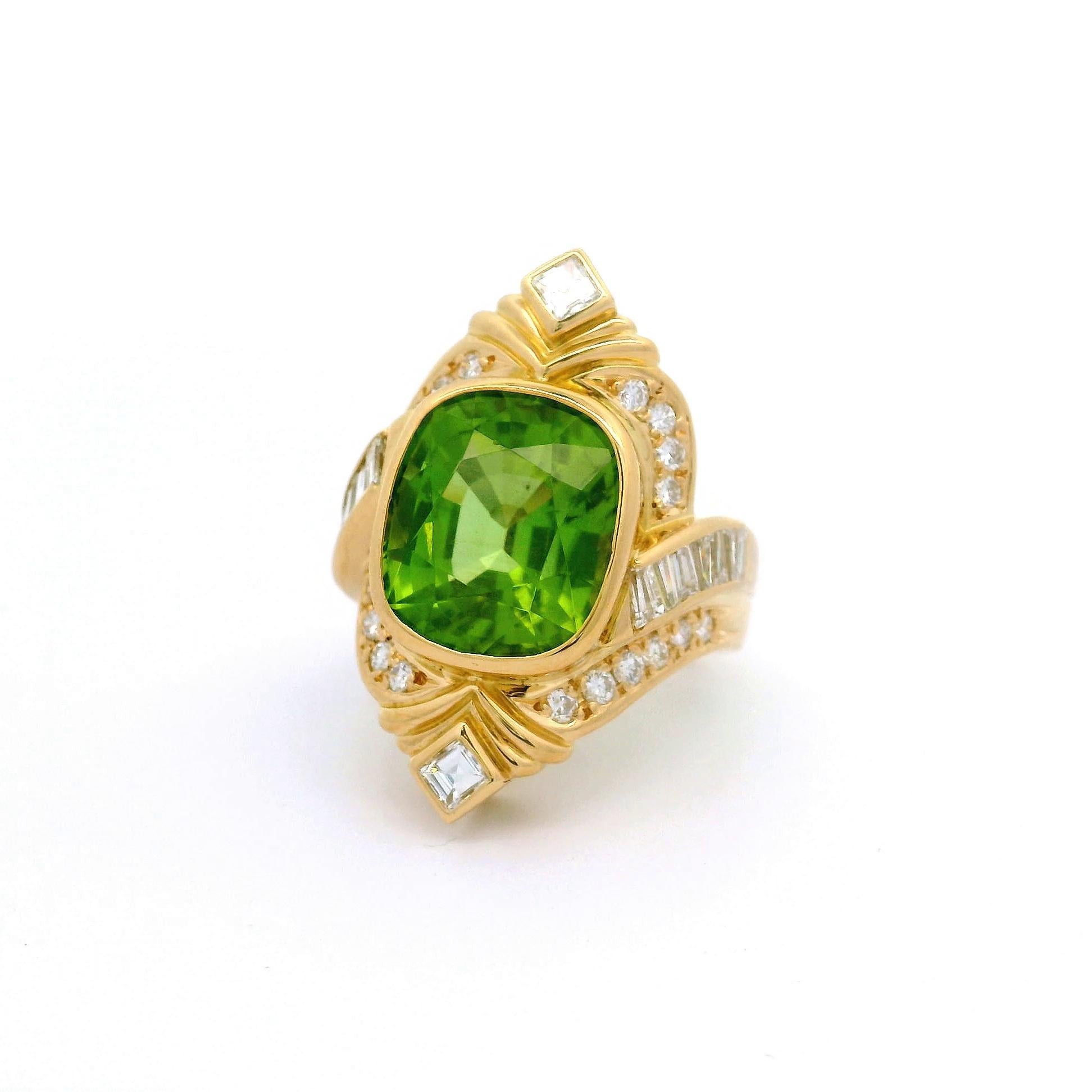 Cette bague remarquable est ornée d'un péridot de forme coussin, pesant 9,05 carats, d'une superbe teinte vert vif. Cette pièce maîtresse captivante est complétée par des diamants de taille mixte, totalisant 1,41 carats, qui ajoutent une touche de