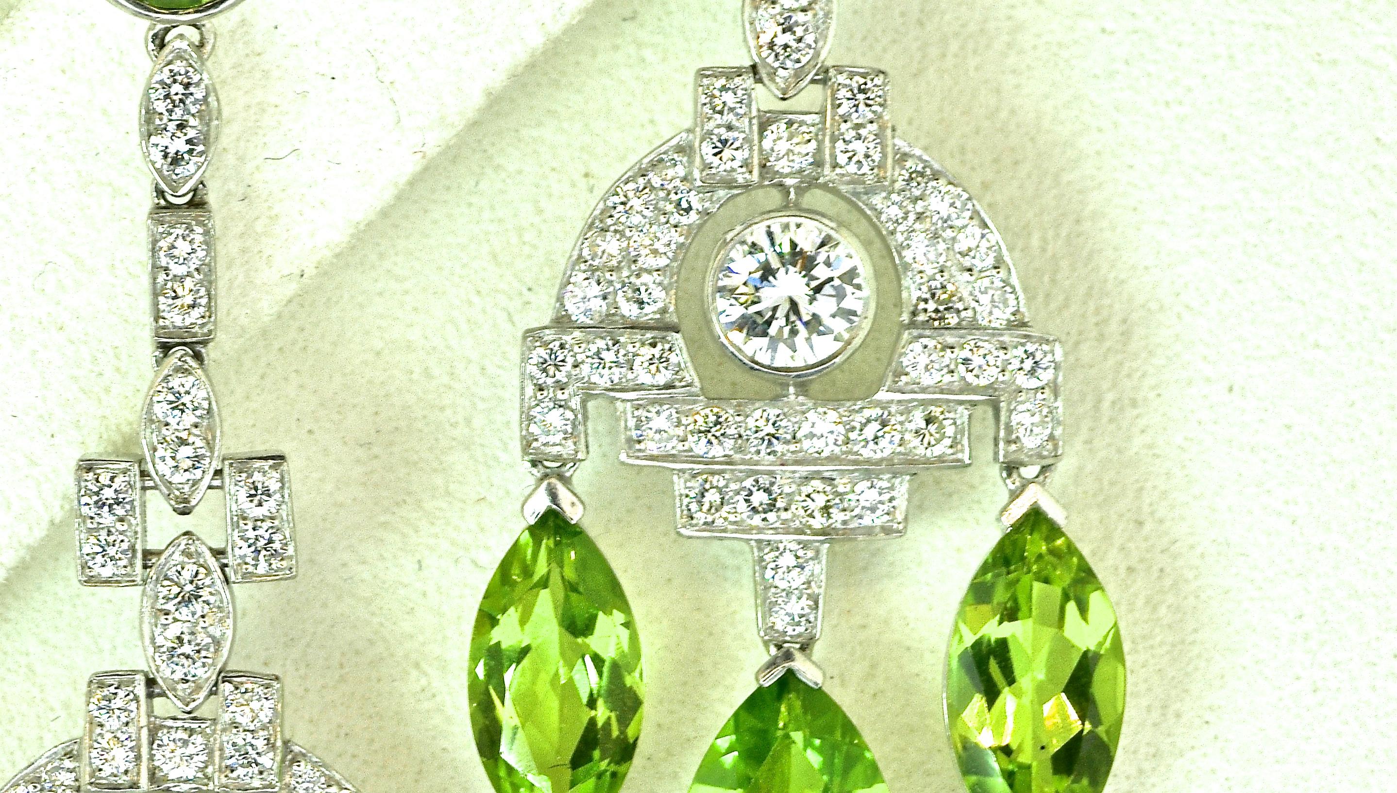 Peridot, Diamant und Platin-Anhänger-Ohrringe Damen im Angebot