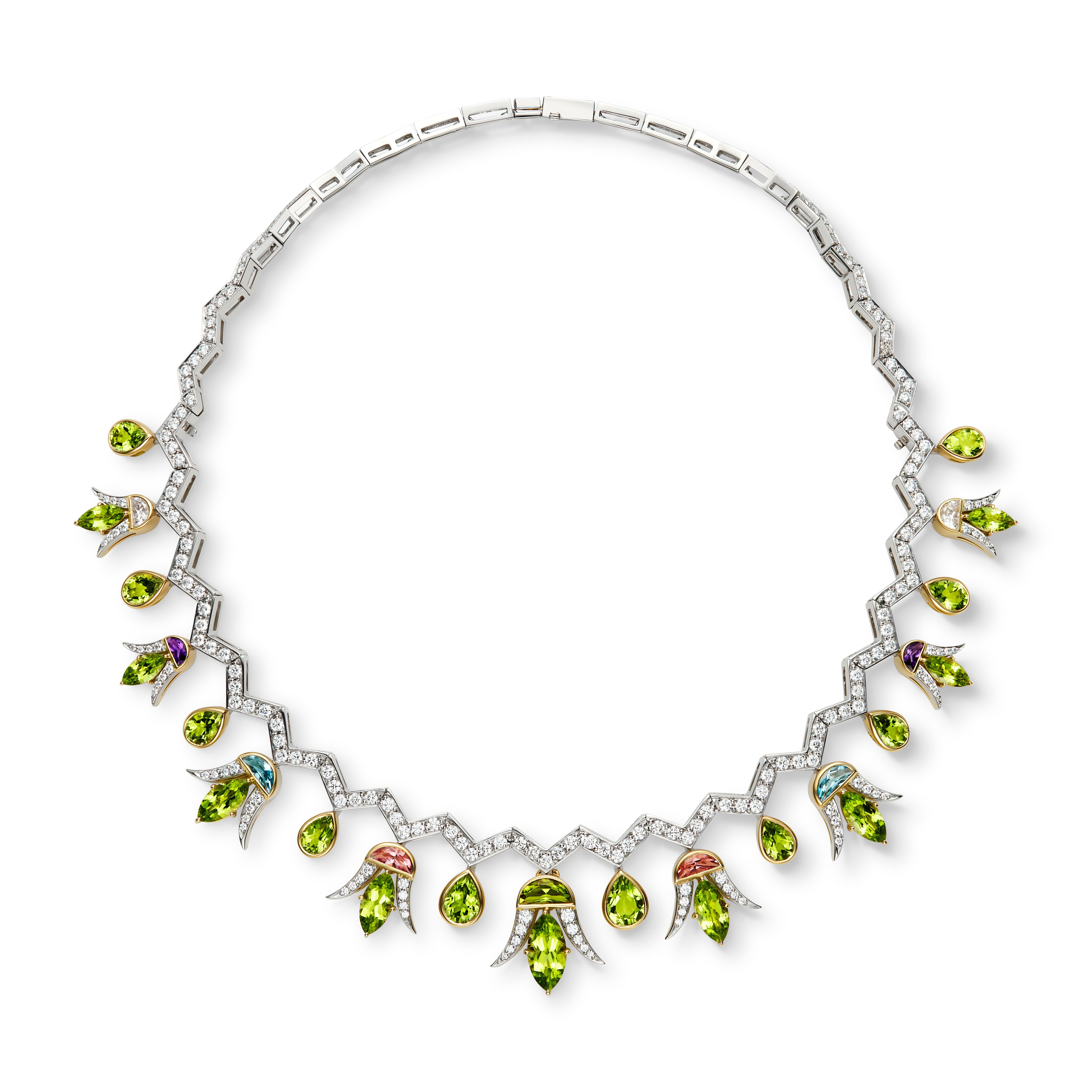 El Loto TiaRa, diseñado por Kayla Rimmon, recibió el premio de oro en los Premios del Consejo de Artesanía y Diseño de Orfebrería de 2023 en la categoría de Diseño de Joyería de Peridoto 2D de Fuli Gemstones. El encargo consistía en diseñar una