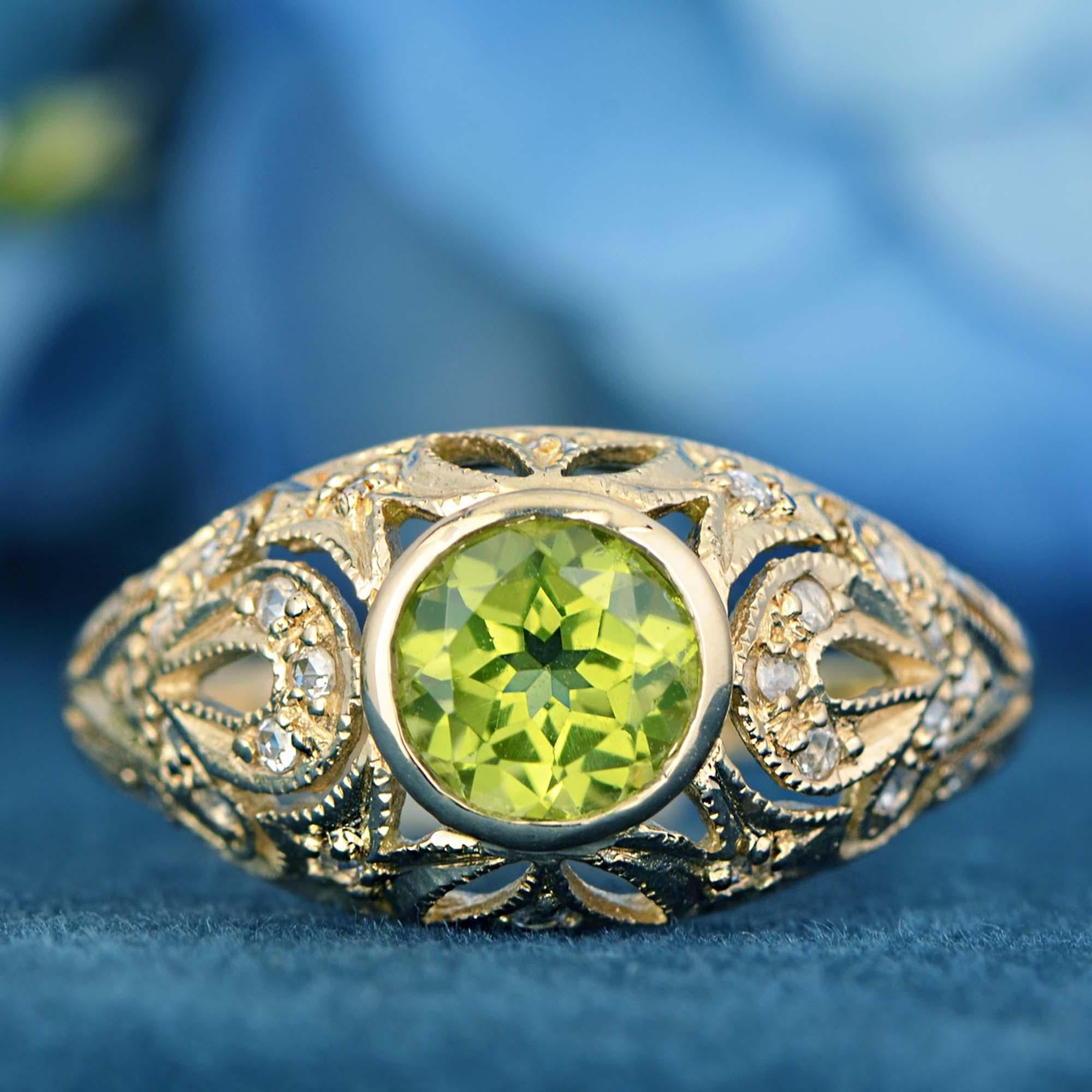Un péridot rond vibrant au centre, entouré de délicats diamants taillés en rose qui ajoutent un magnifique scintillement. Le design évoque l'élégance d'une fleur épanouie, la teinte verte fraîche du péridot étant complétée par les diamants
