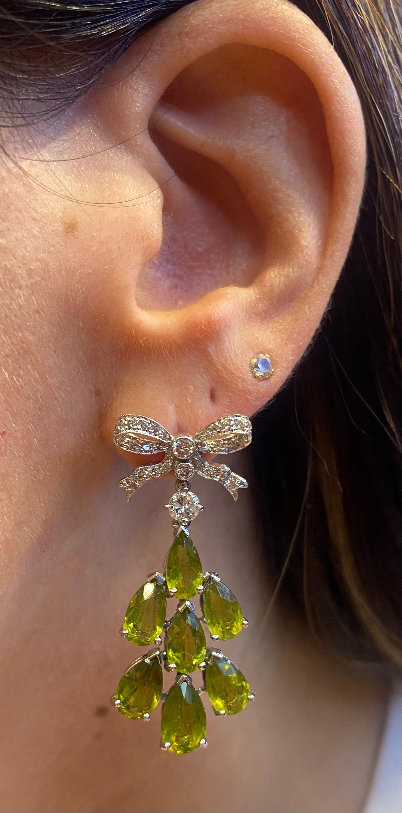 Boucles d'oreilles péridot et diamant

Paire de boucles d'oreilles en or blanc serties de diamants ronds et de péridot en forme de poire.

Longueur : 1.5