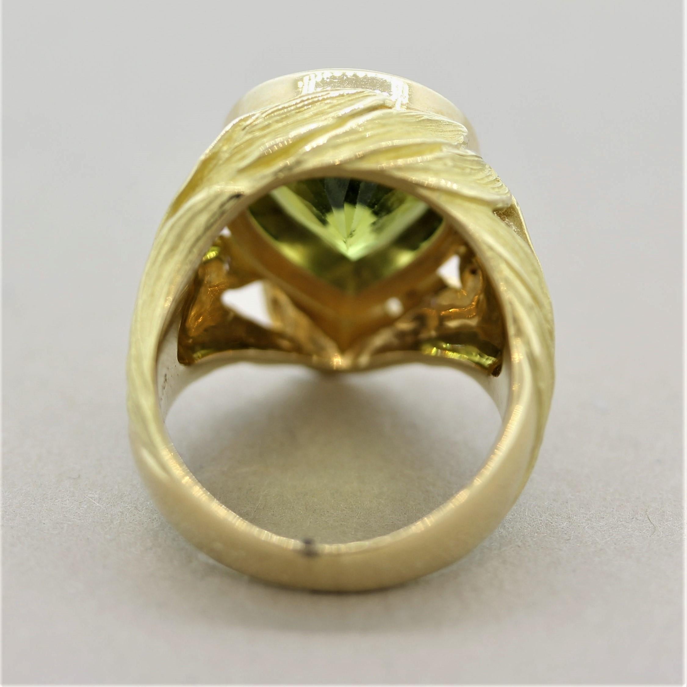 Peridot Diamond Gold Sculpted Ring In New Condition In Beverly Hills, CA