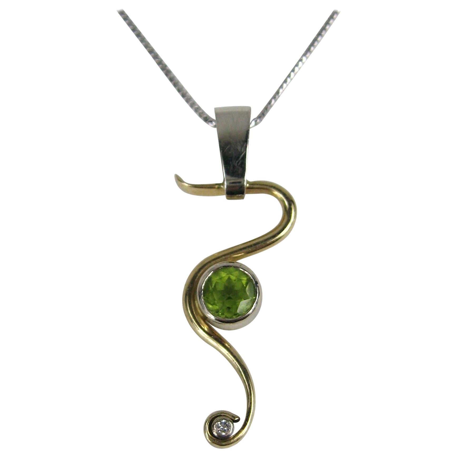 Halskette mit Schlangenanhänger aus Gold mit Peridot und Diamant im Angebot