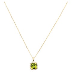 Collier avec pendentif en péridot et diamants en halo, en or jaune 14 carats
