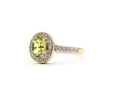 Bague halo en péridot et diamants, en or jaune 14 carats
