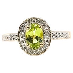 Bague halo en péridot et diamants, en or jaune 14 carats