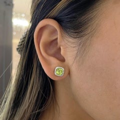 Pendientes de peridoto y halo de diamantes, oro blanco de 14 quilates, piedra de nacimiento de agosto en forma de cojín