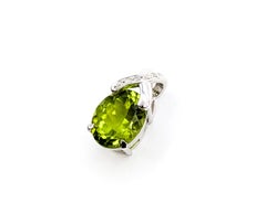 Ciondolo con peridoto e diamanti in oro bianco 18 carati