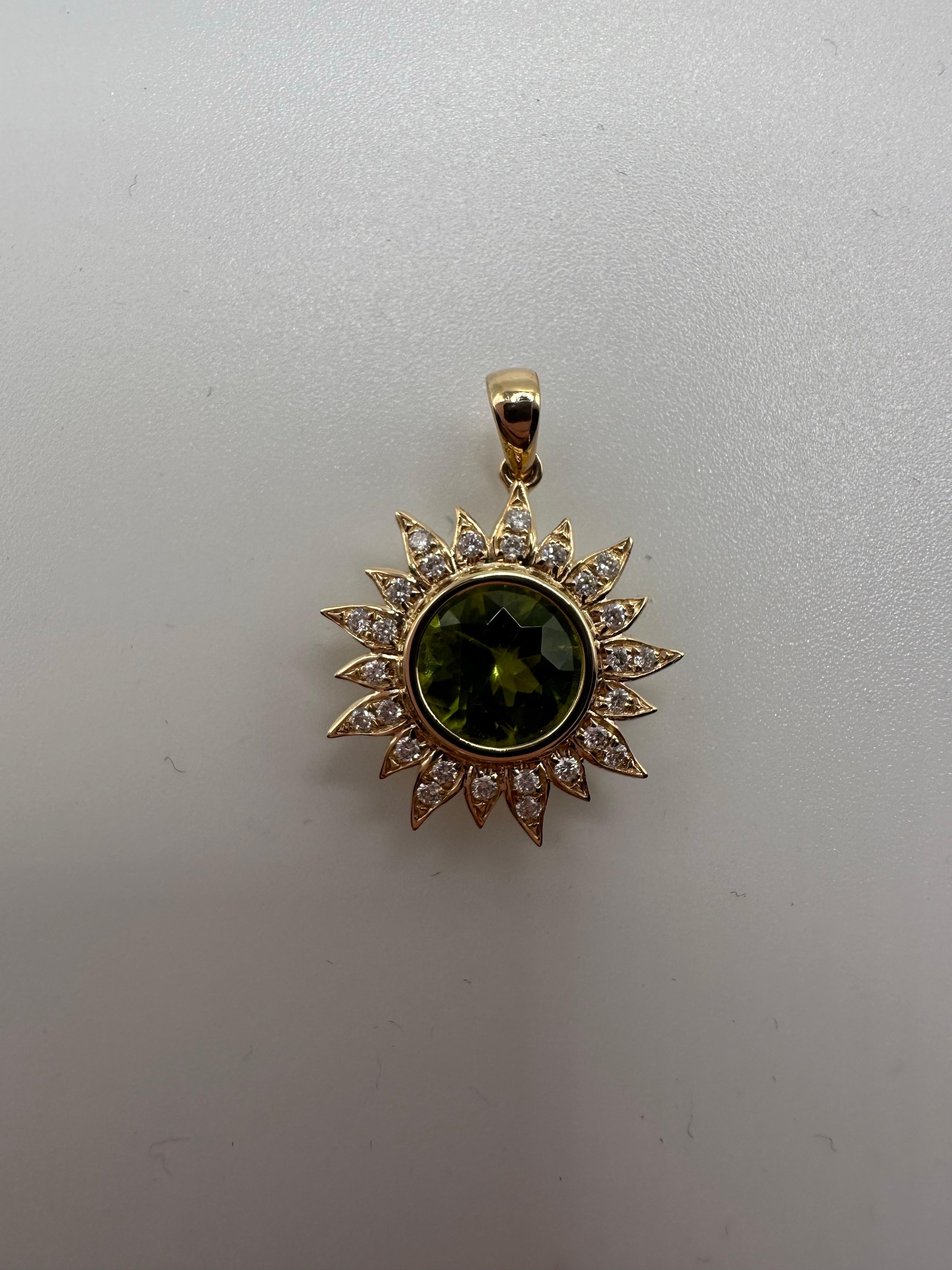 Peridot diamond pendant necklace 22KT gold pendant necklace In New Condition For Sale In Boca Raton, FL