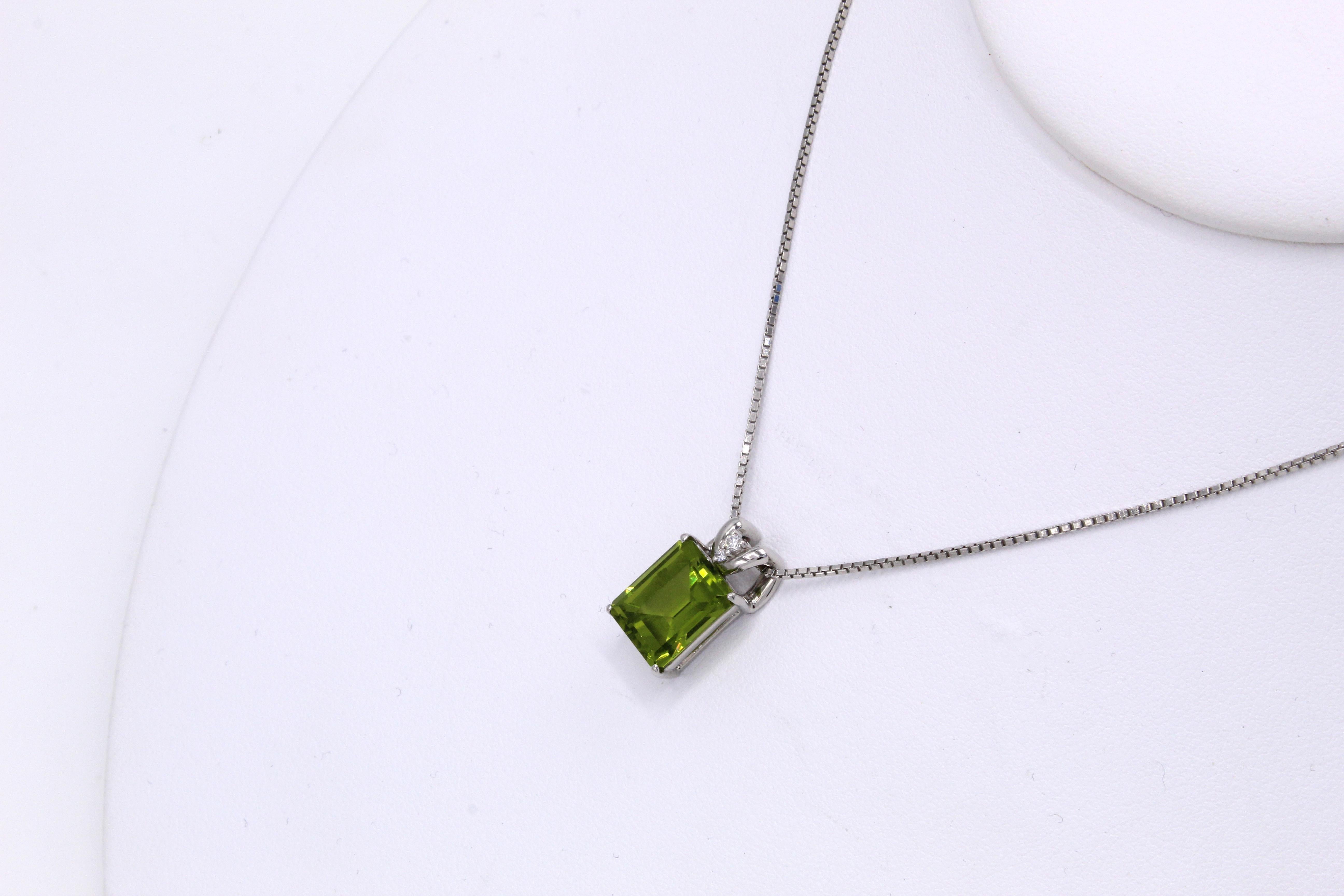 Ein leuchtend olivgrüner:: lebhafter Peridot mit einem Gewicht von 5::11 Karat ist das Herzstück dieser charmanten Halskette. Perfekt geschliffen in Form eines Smaragds zeigt der Peridot ein wunderbares Leben und Feuer. Dieses elegante Schmuckstück