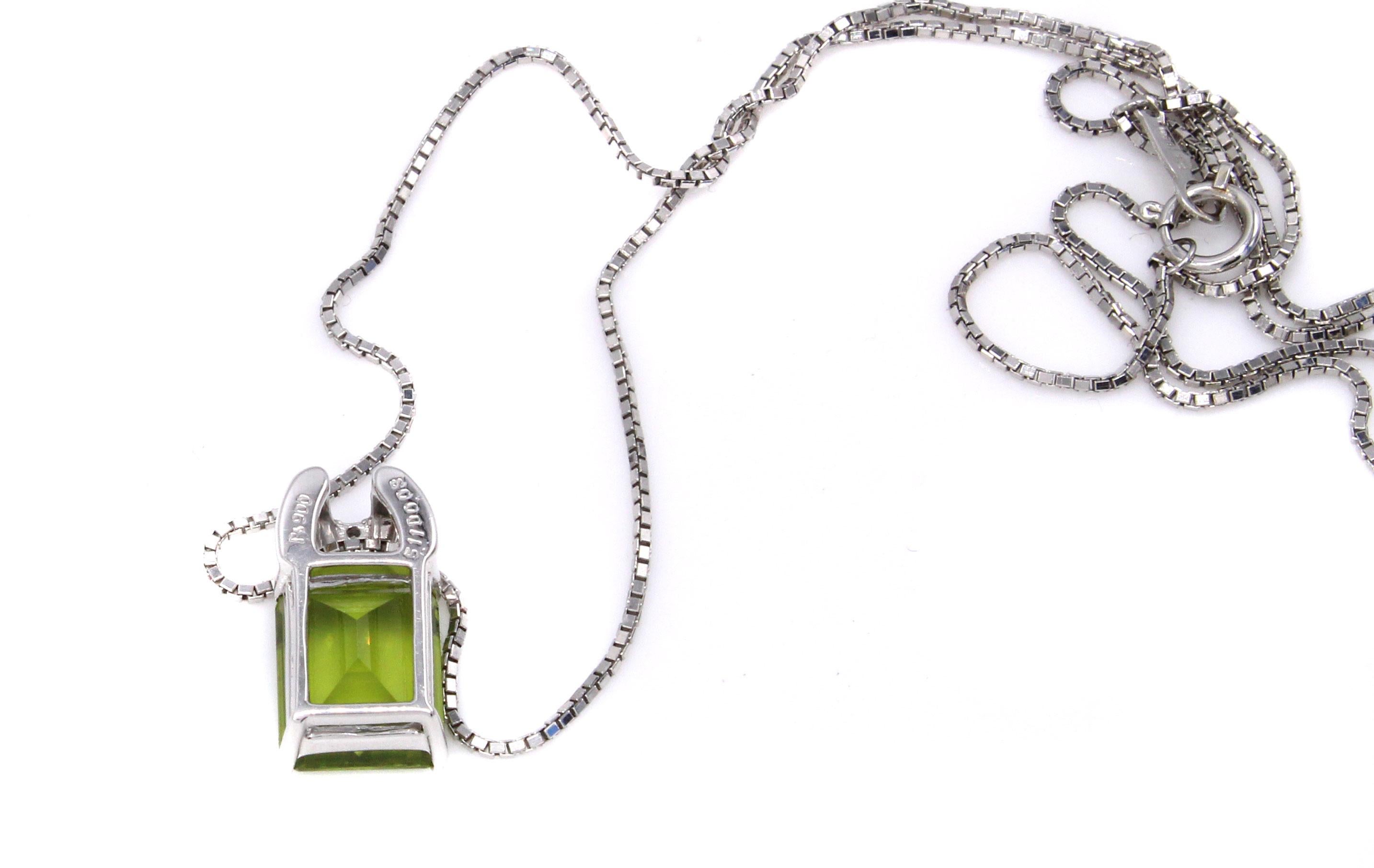 Peridot-Diamant-Platin-Anhänger-Halskette (Smaragdschliff)