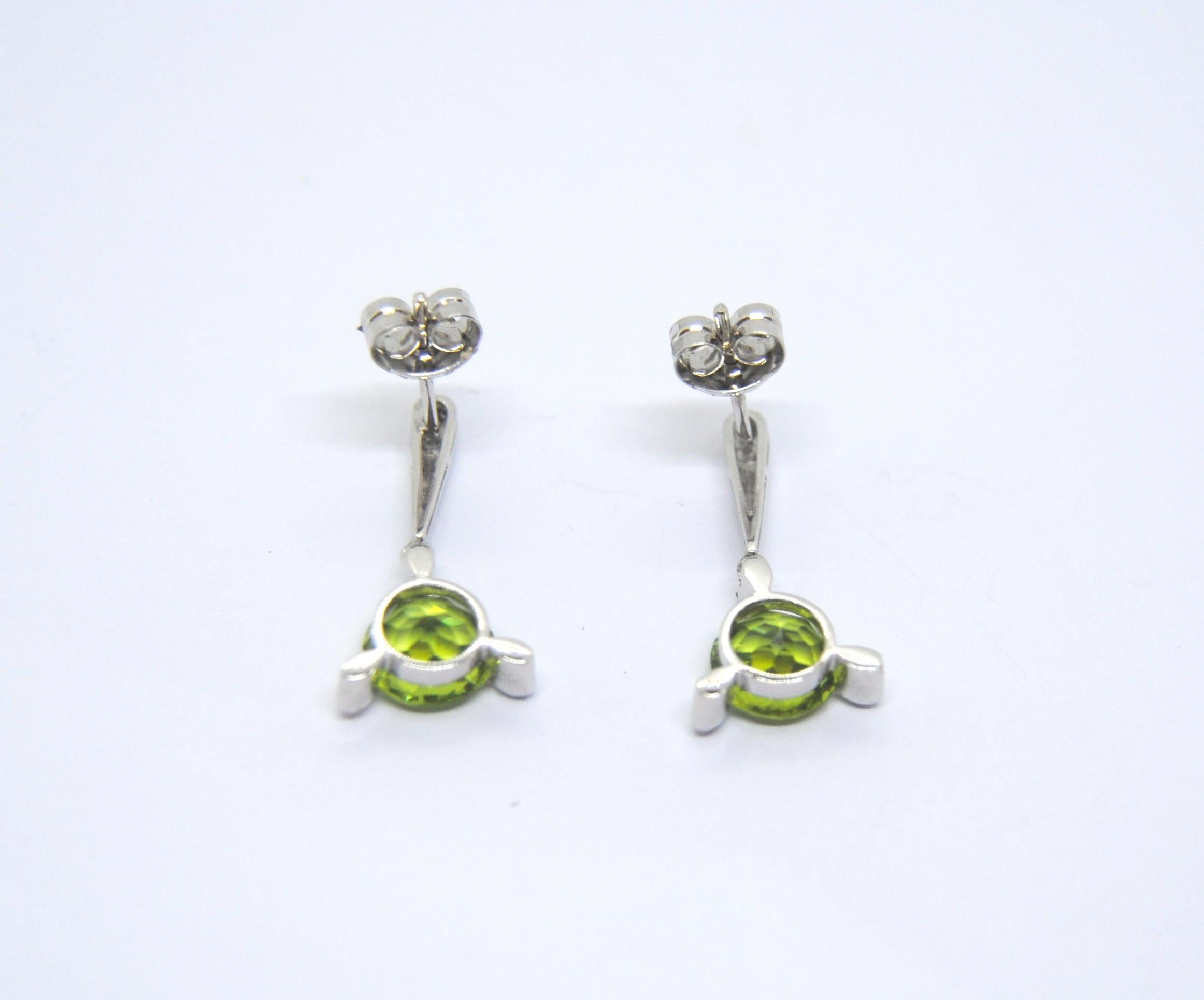 This pair of earrings weight 4.4grams and measures 22mm or 0.75 inches
Peridots are 2,00ct each 
The pavé of diamonds are 10 from 0.01 to 0.03ct 
Please note that carat weights may slightly vary as each Irama Pradera Jewels creation is handmade.