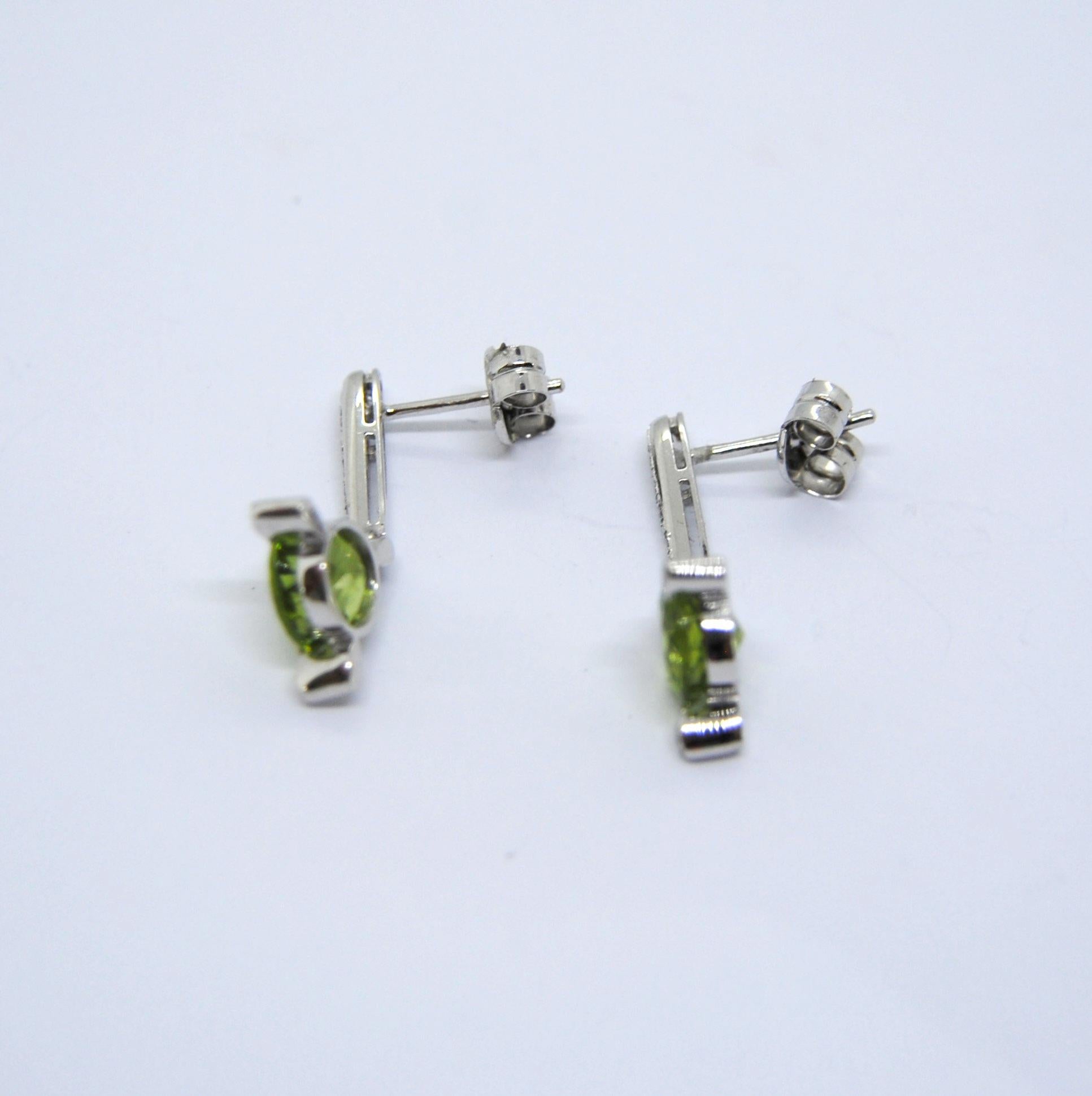 Contemporary Peridot Diamonds and 18 Karat White Gold Dangle Earrings For Sale
