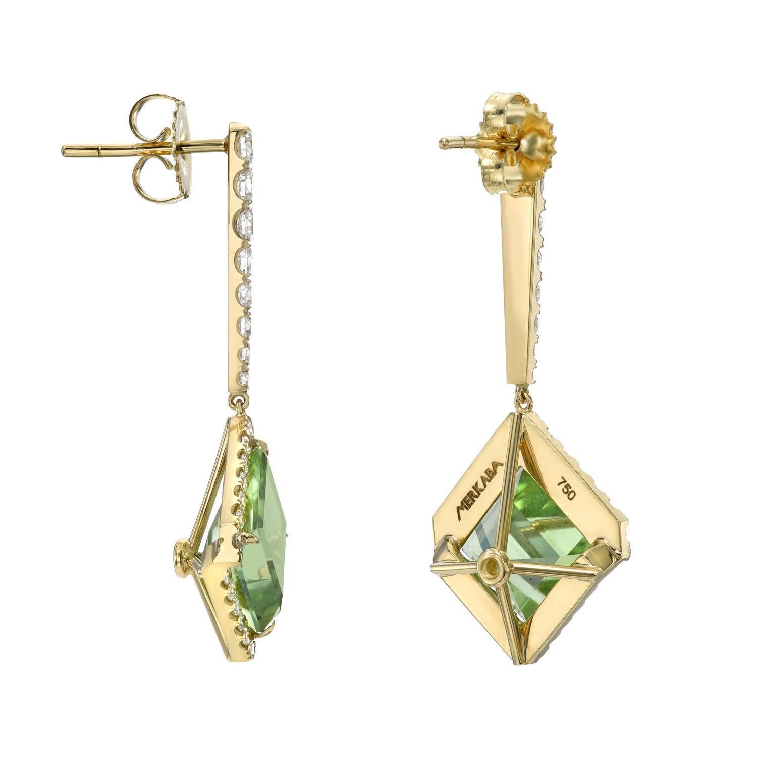 Unique 9.37 carat Mint Peridot kite shaped earrings, decorated with a total of 1.61 carat collection diamonds. 18K yellow gold.
Crafted by extremely skilled hands in the USA.
Returns are accepted and paid by us within 7 days of delivery.