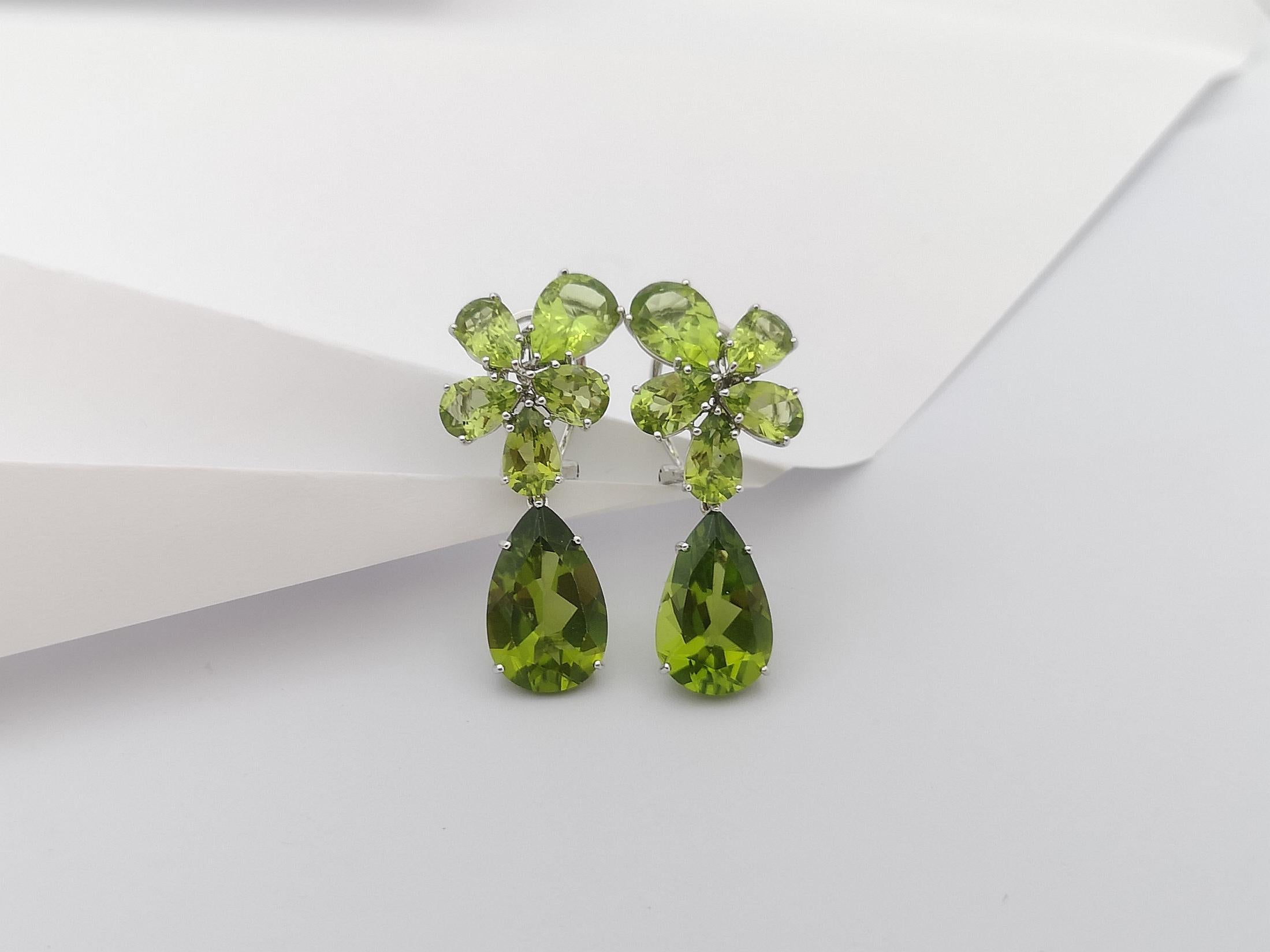 Peridot Earrings Set in 18 Karat White Gold Settings In New Condition For Sale In Bangkok, TH