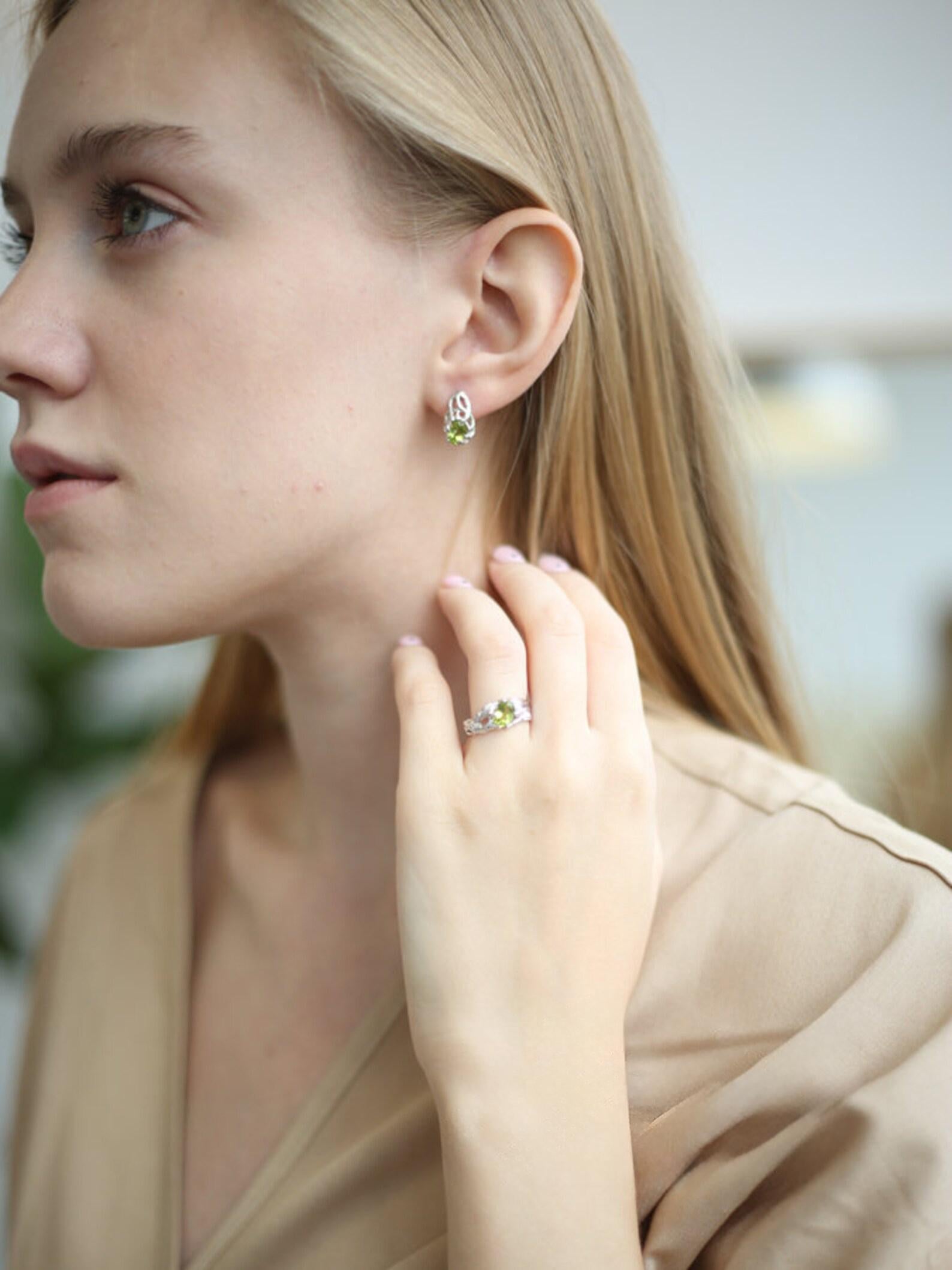 Artigiano Orecchini di peridoto in argento Oval Green Olivine Regalo per la festa della mamma 3.5ct gemma lei in vendita