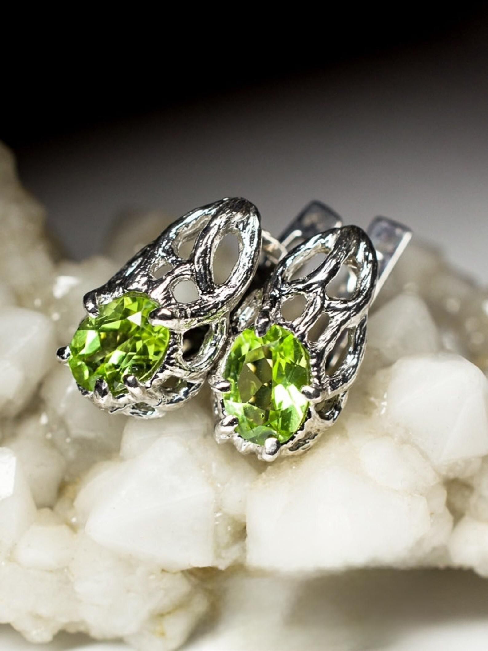 Orecchini di peridoto in argento Oval Green Olivine Regalo per la festa della mamma 3.5ct gemma lei in vendita 1