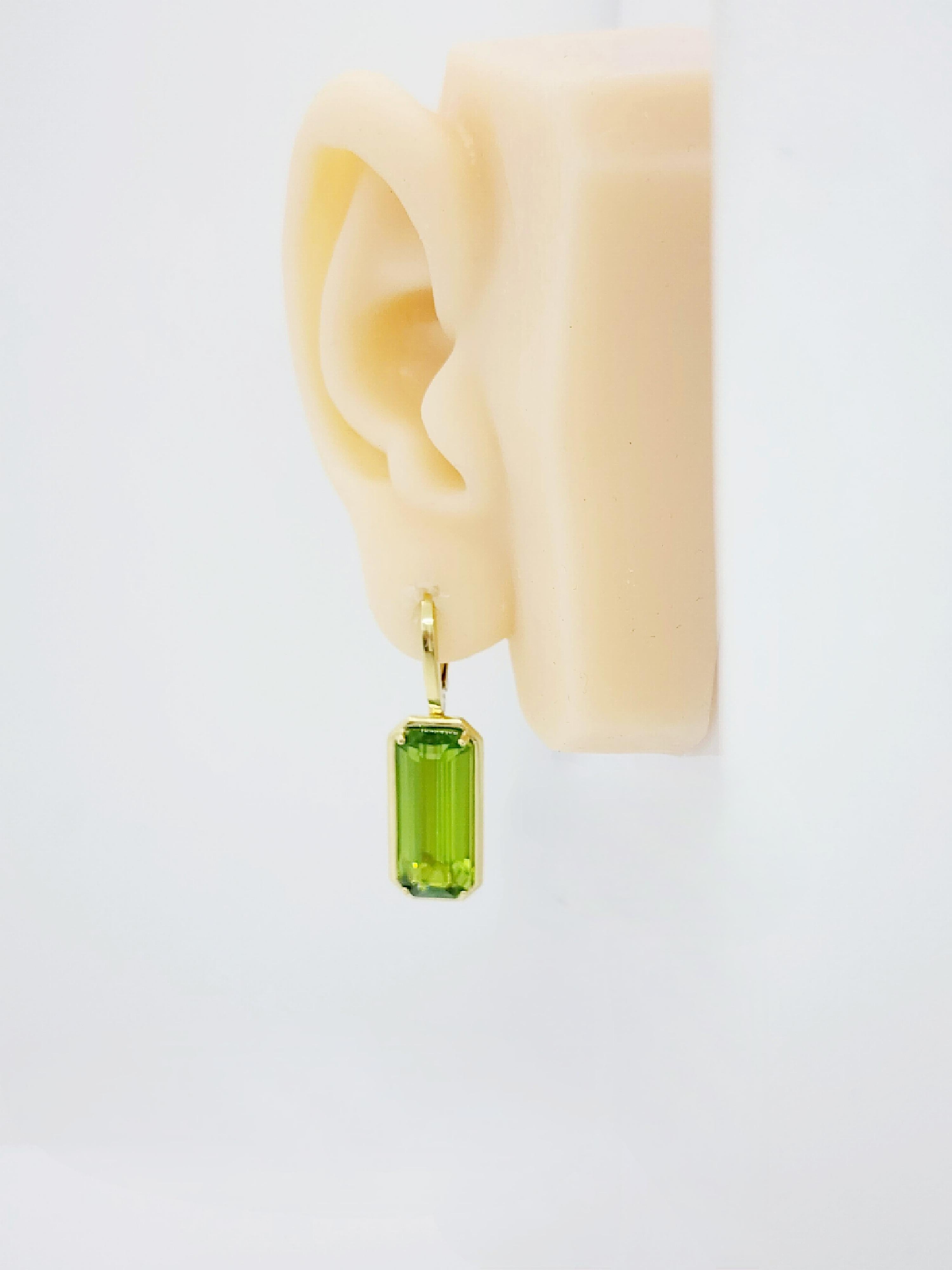 Peridot Emerald Cut Dangle Earrings in 18k Yellow Gold In New Condition For Sale In Los Angeles, CA