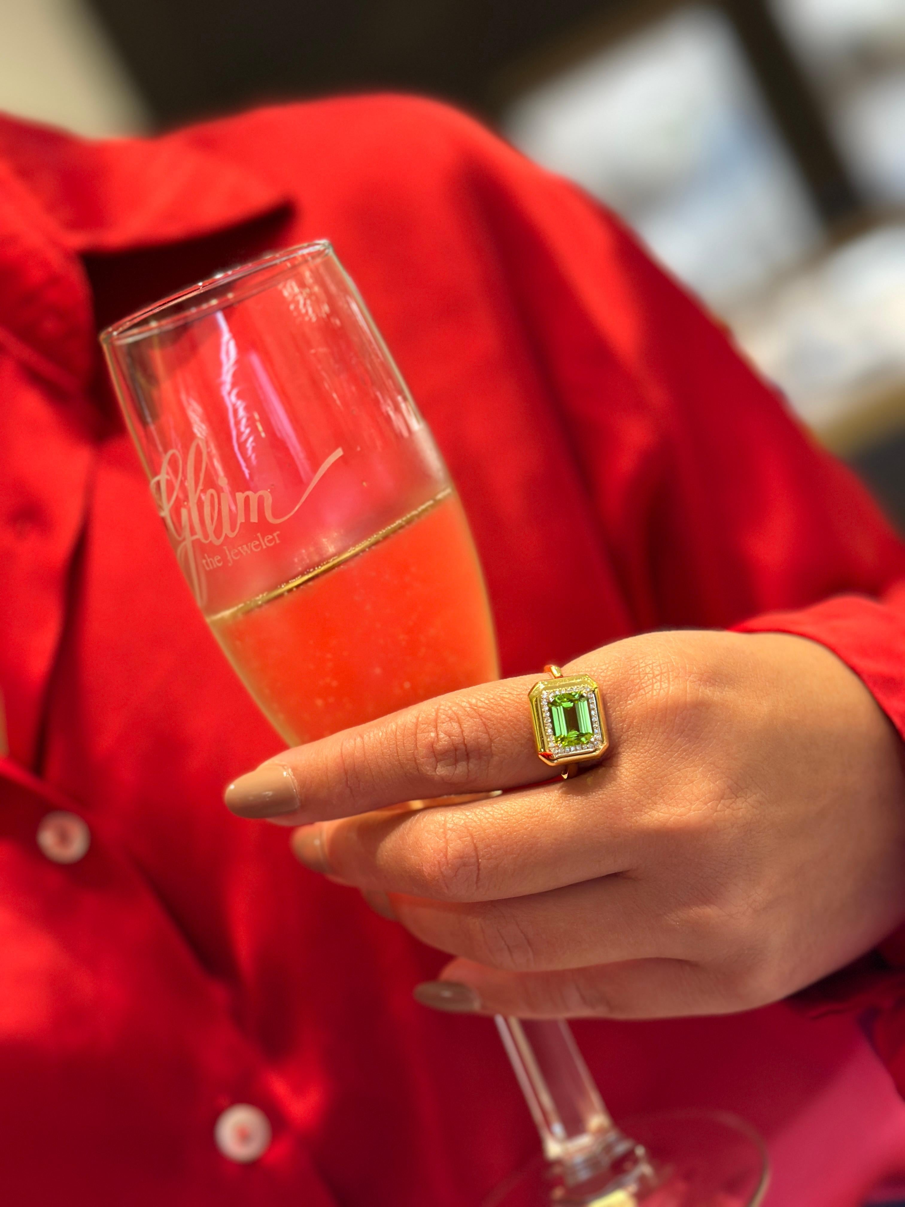 En venta: Anillo Peridoto Talla Esmeralda Con Diamantes En Oro Amarillo De 18K  2