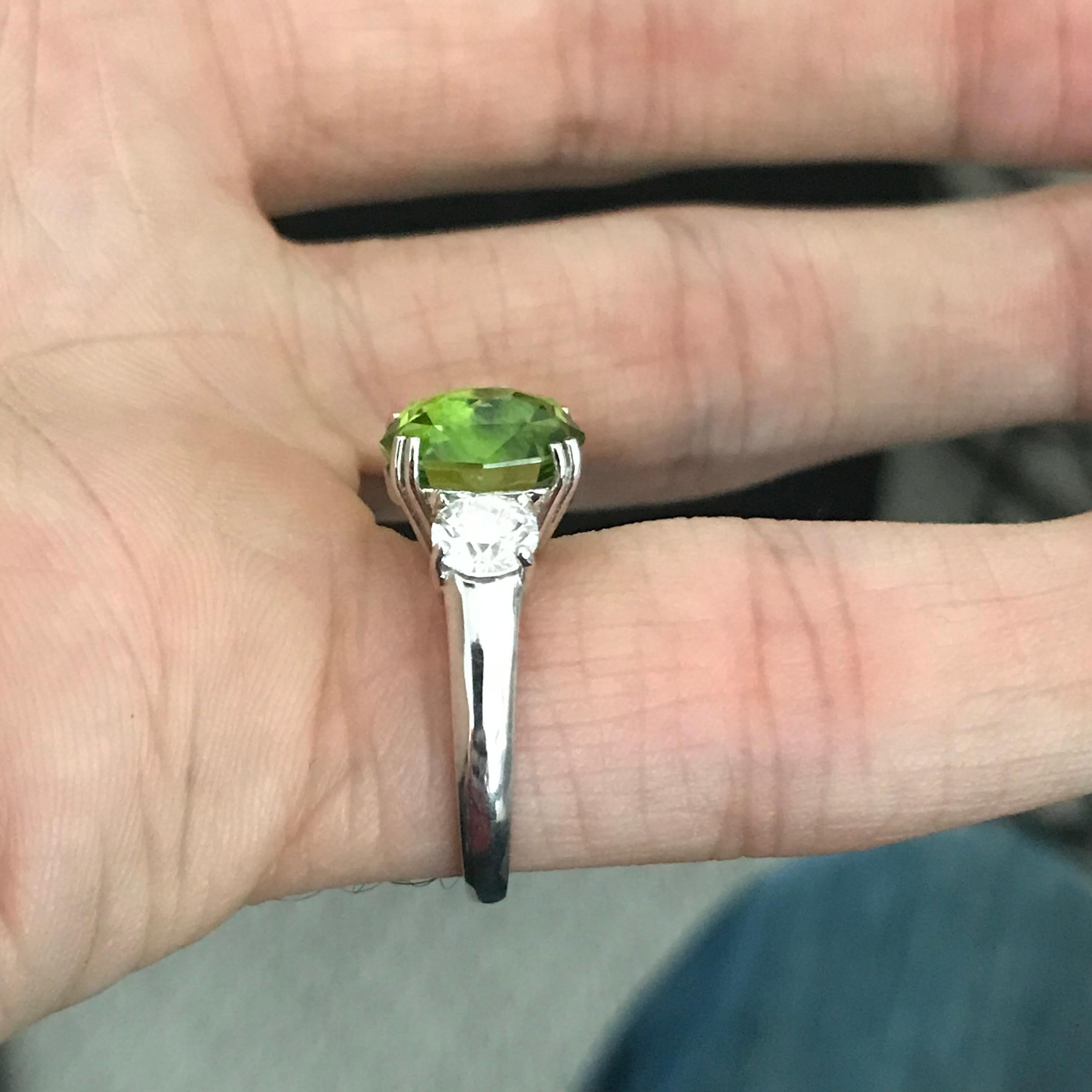 Contemporary Peridot Engagement Ring, Set with Diamonds in 18 Karat Yellow Gold, 4.5 Carat For Sale