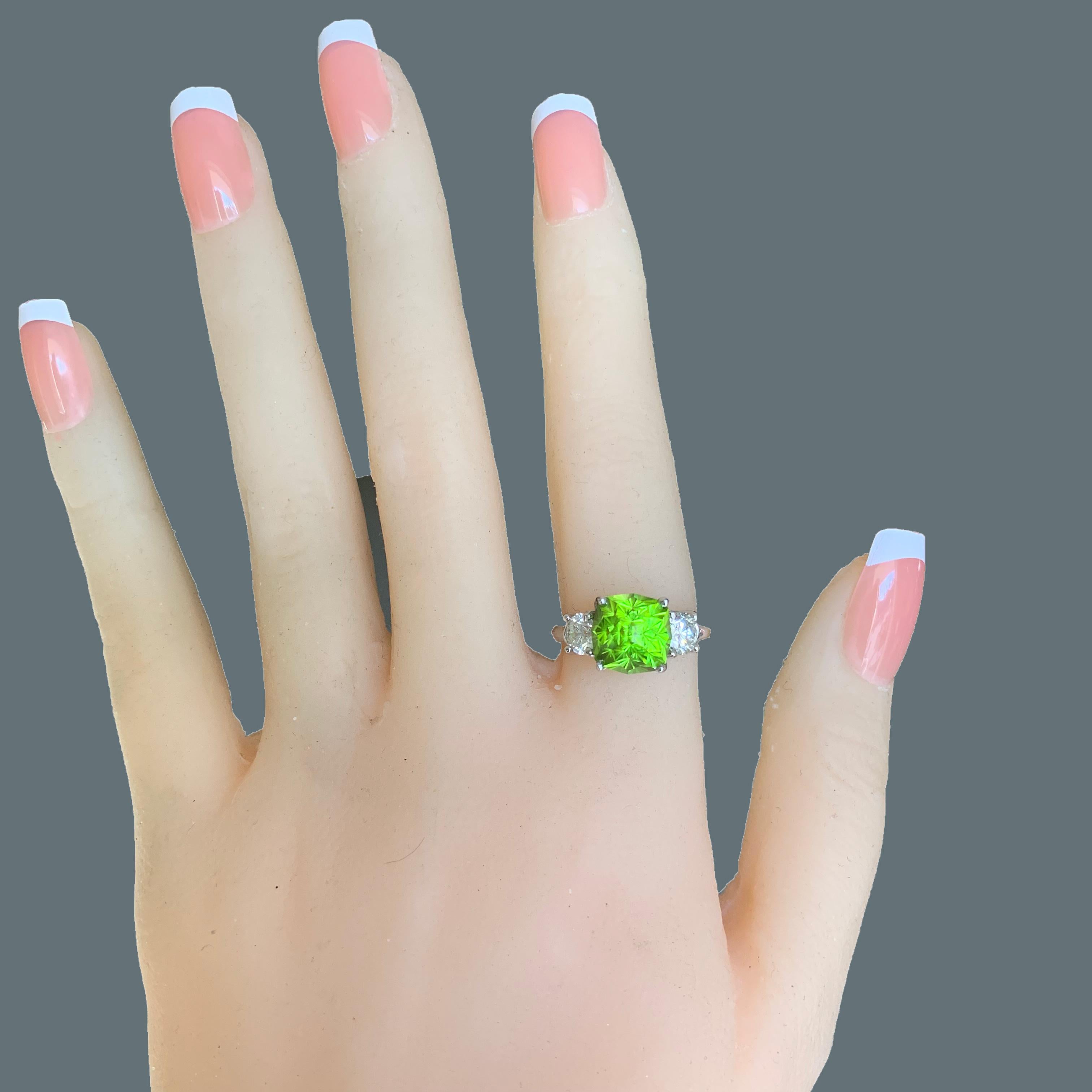 Peridot Verlobungsring, besetzt mit Diamanten in 18 Karat Gelbgold, 4,5 Karat (Zeitgenössisch) im Angebot