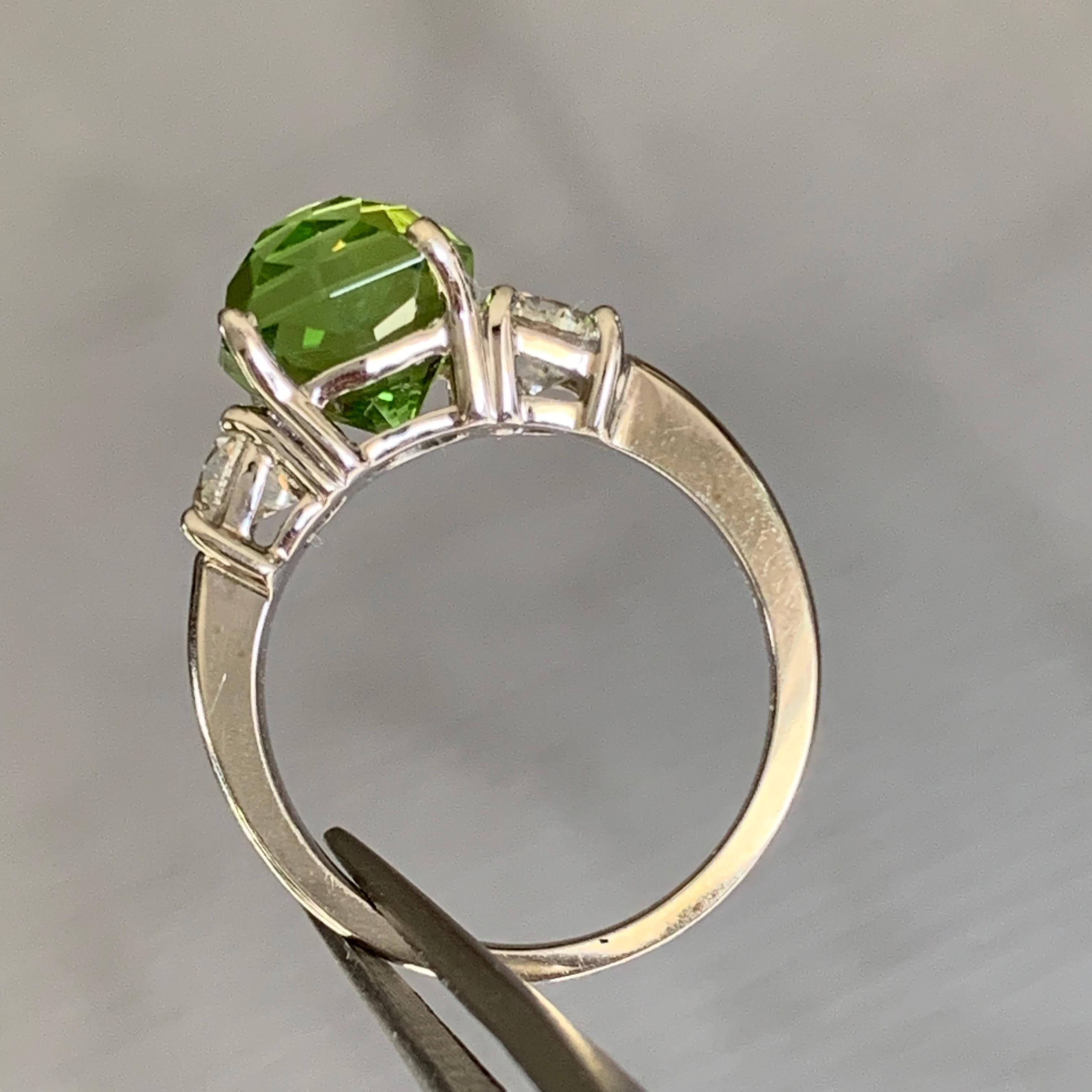 Peridot Verlobungsring, besetzt mit Diamanten in 18 Karat Gelbgold, 4,5 Karat im Zustand „Neu“ im Angebot in West Hollywood, CA