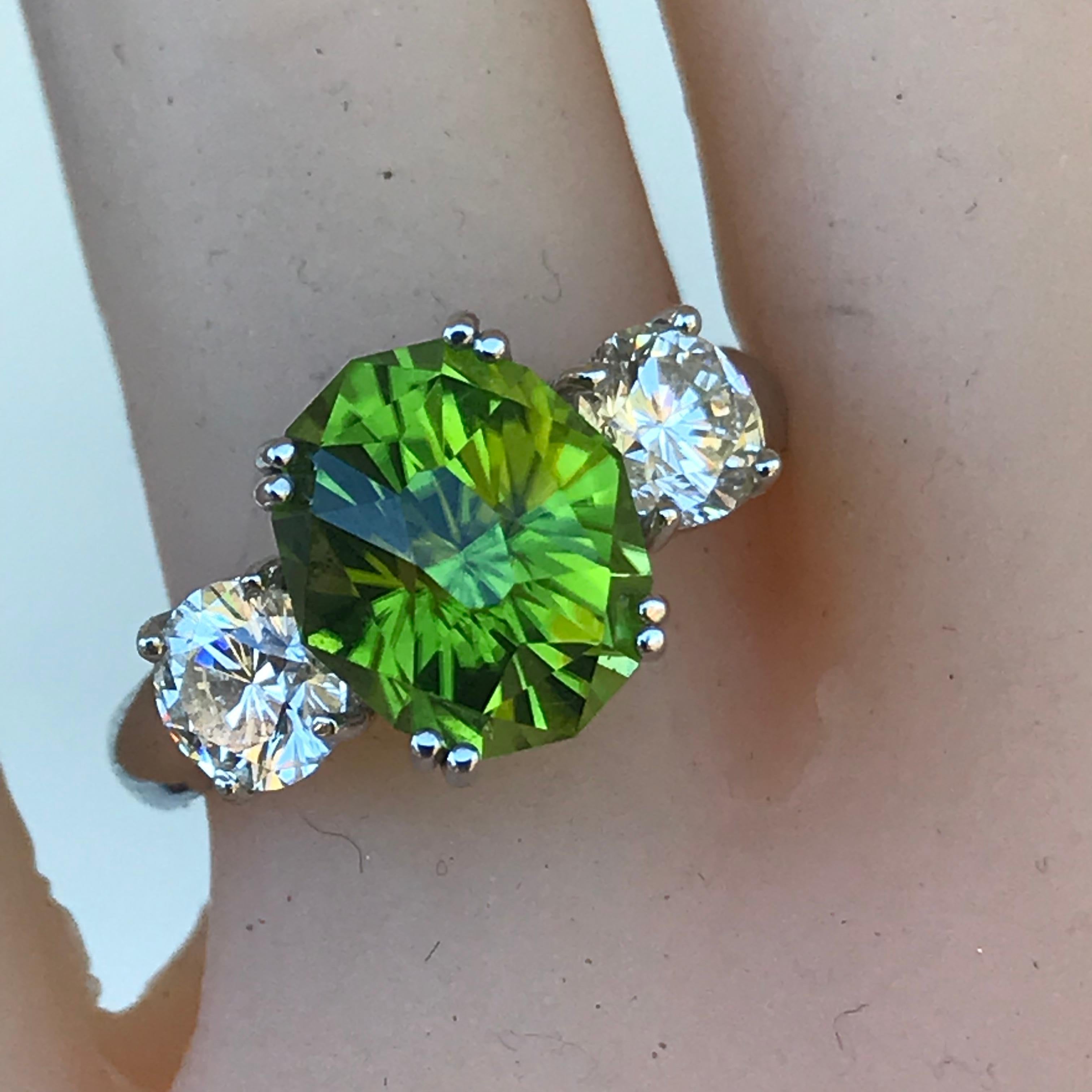 Peridot Verlobungsring, besetzt mit Diamanten in 18 Karat Gelbgold, 4,5 Karat Damen im Angebot