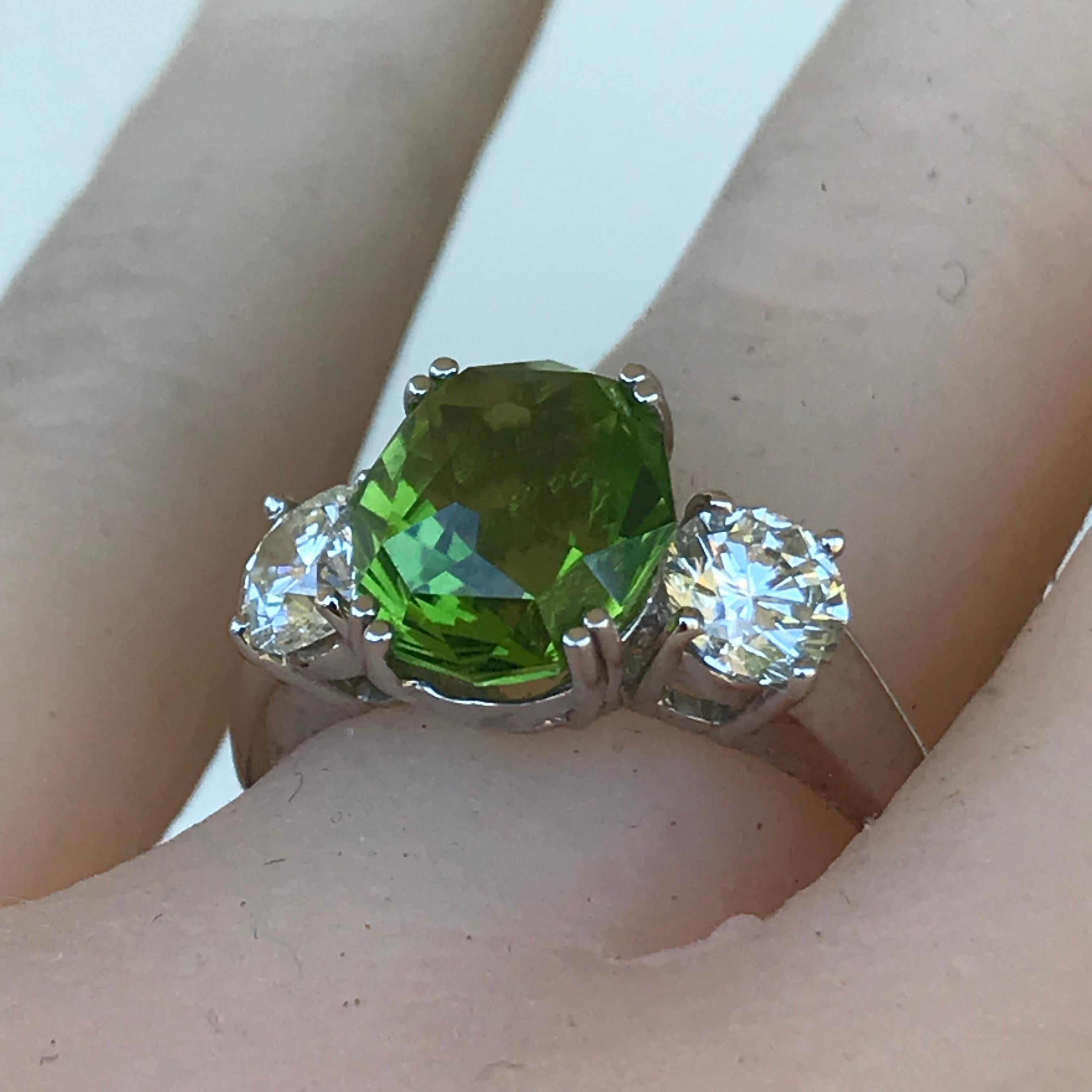 Peridot Engagement Ring, Set with Diamonds in 18 Karat Yellow Gold, 4.5 Carat For Sale 1
