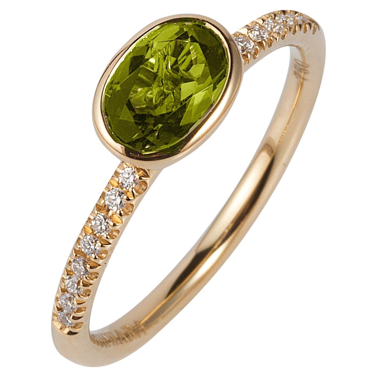 Bague ovale à facettes en péridot avec diamant en or jaune 18K