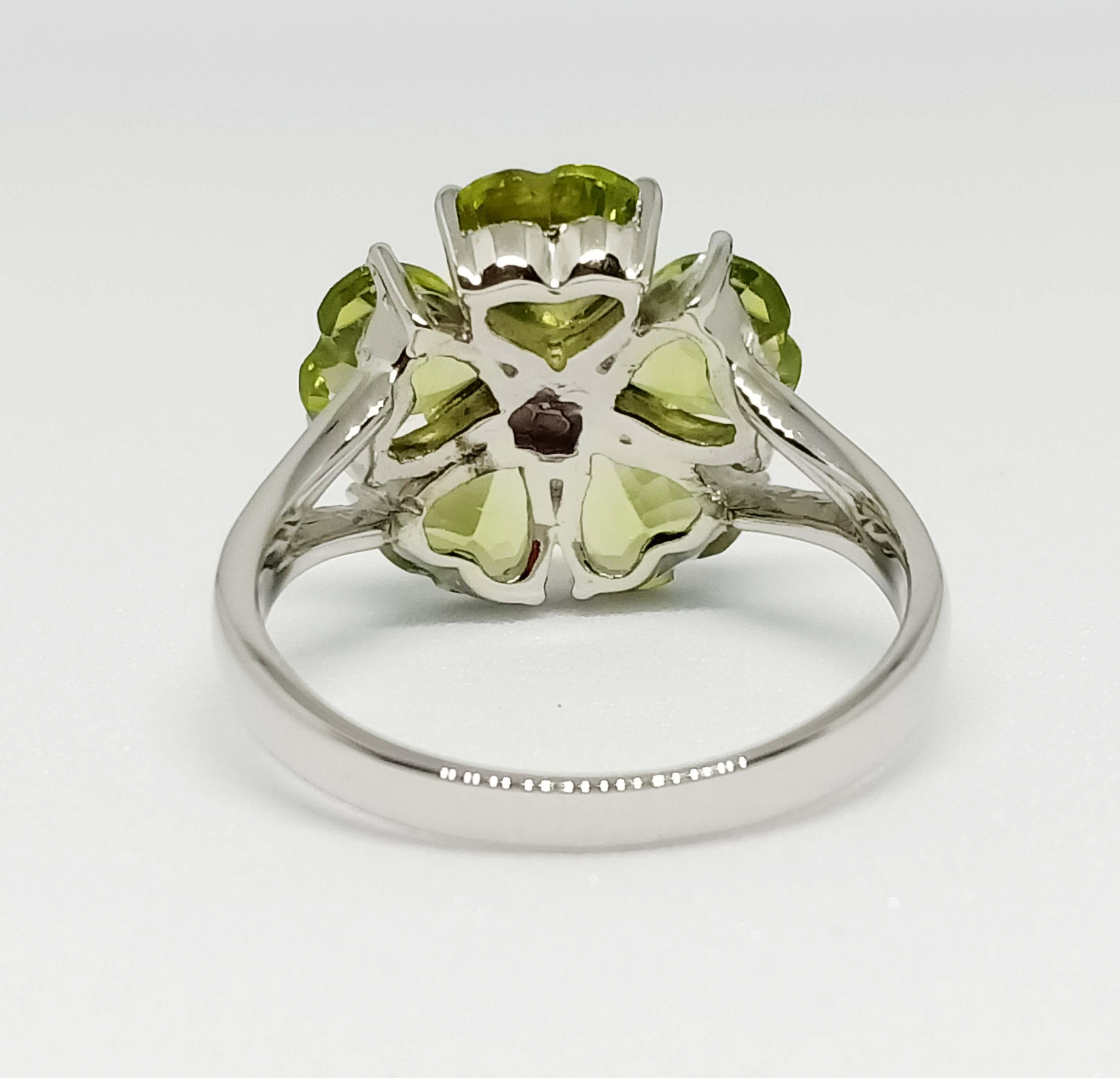 Peridot flower ring In New Condition For Sale In Bangkok, TH
