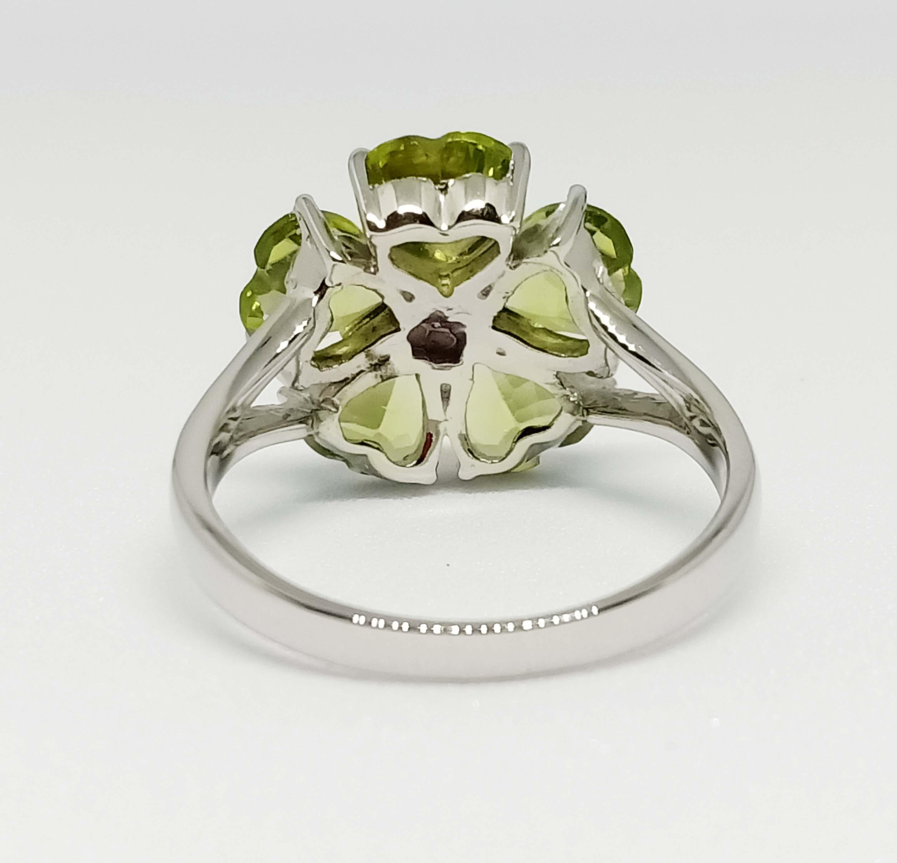 Anello con fiore di peridoto In condizioni Nuovo in vendita a Bangkok, TH