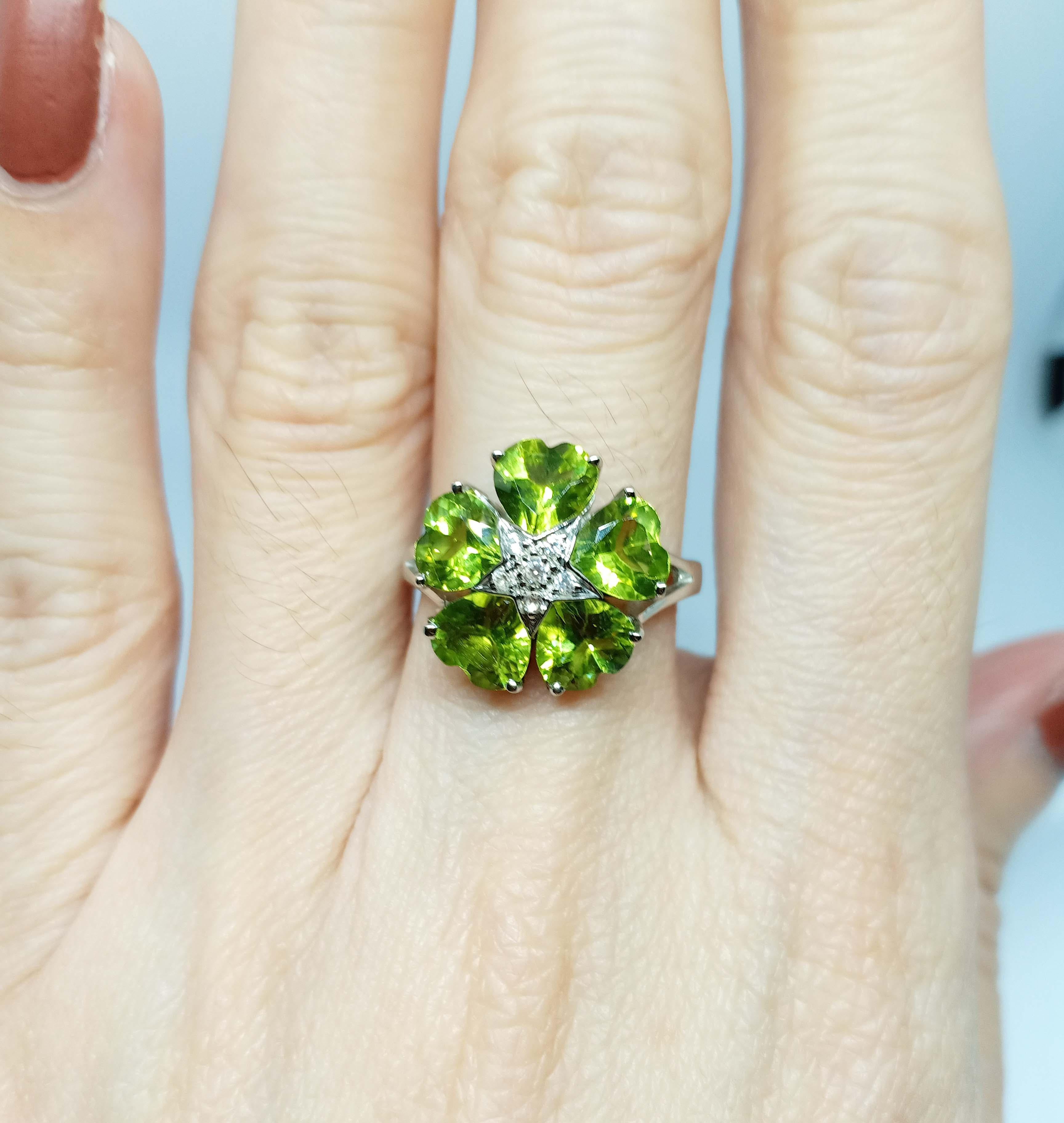 Peridot flower ring For Sale 1