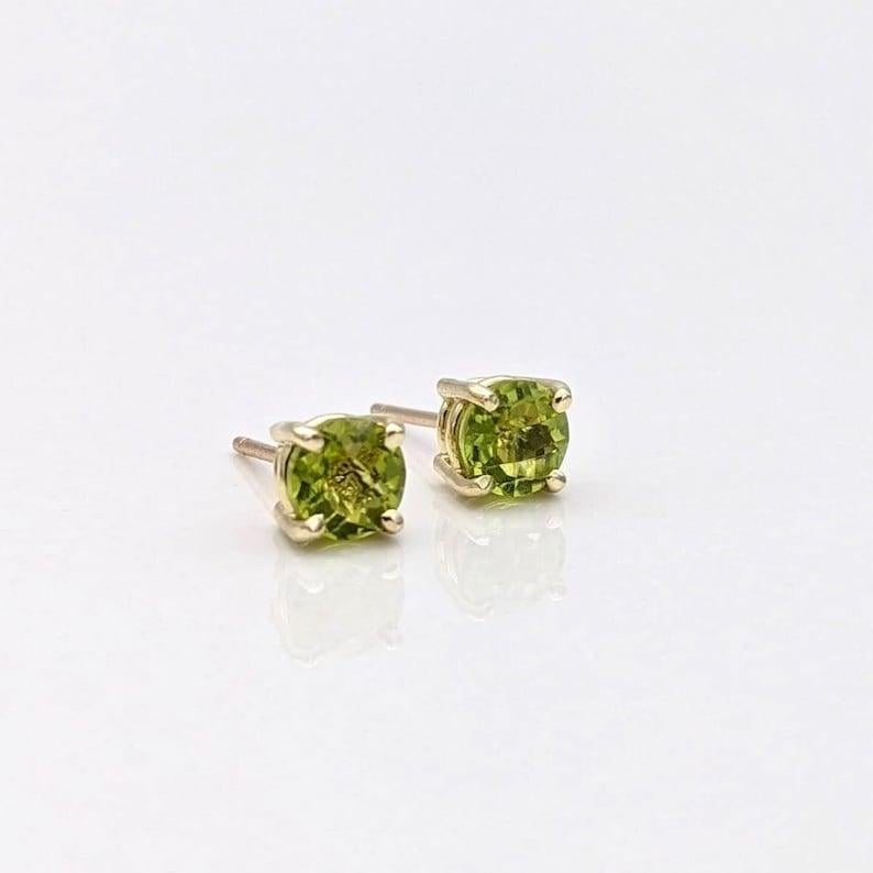 Les boucles d'oreilles en péridot ajoutent une touche de couleur amusante à n'importe quelle tenue. Leur éclat, associé à l'or massif, les fait ressortir à travers vos cheveux pour qu'ils soient toujours visibles. 

Indiquez-nous la couleur d'or que