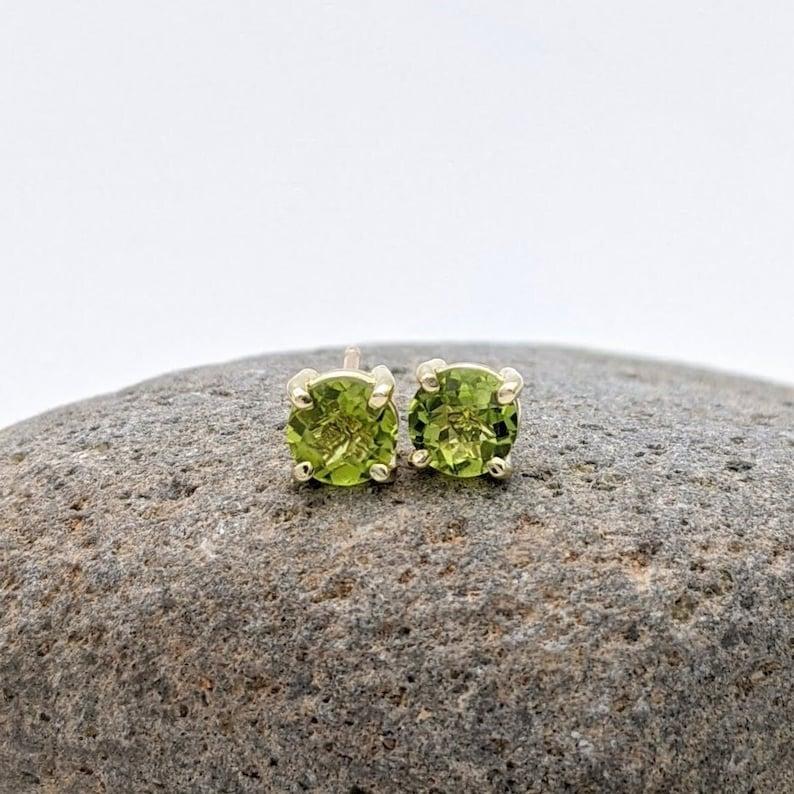 Moderne Clous d'oreilles solitaires à quatre griffes en or massif 14 carats rond 5 mm en vente