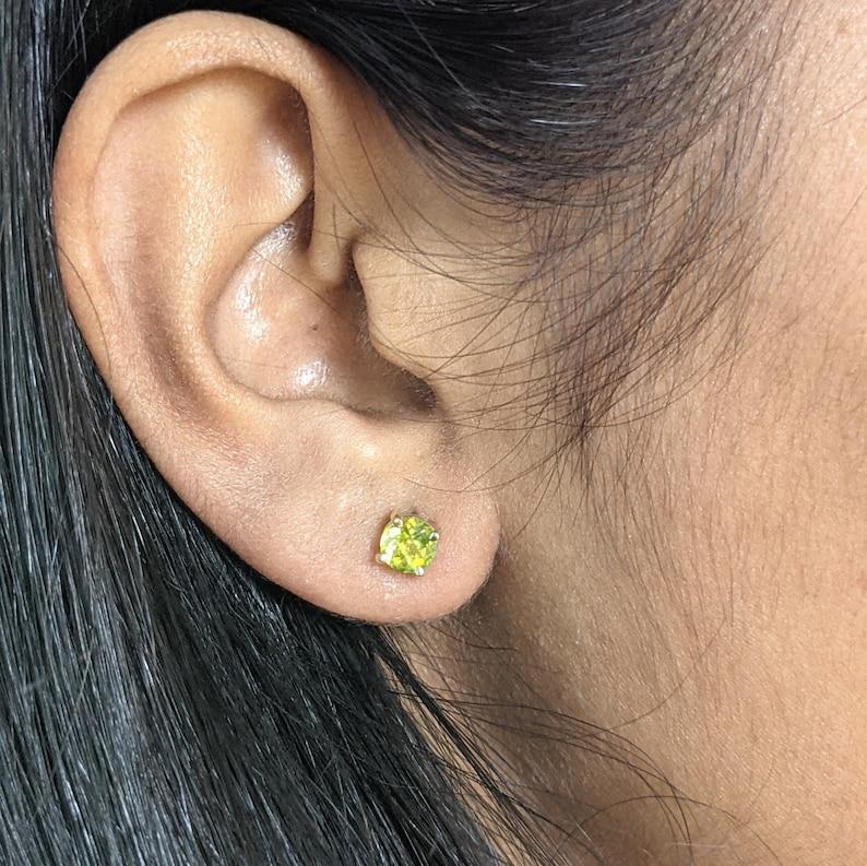 Taille ronde Clous d'oreilles solitaires à quatre griffes en or massif 14 carats rond 5 mm en vente