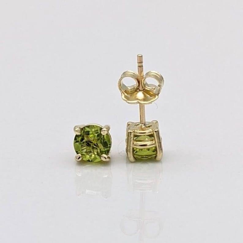 Clous d'oreilles solitaires à quatre griffes en or massif 14 carats rond 5 mm Neuf - En vente à Columbus, OH