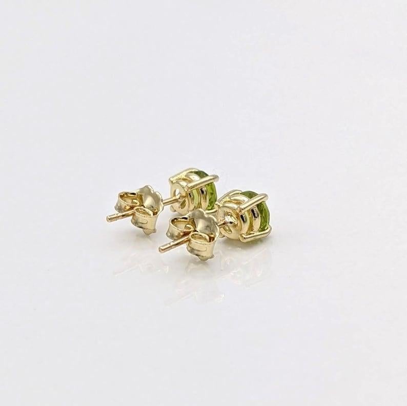 Clous d'oreilles solitaires à quatre griffes en or massif 14 carats rond 5 mm Pour femmes en vente