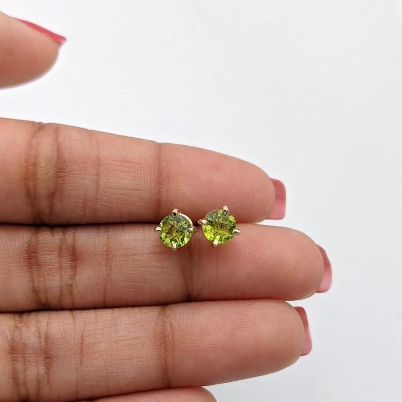 Clous d'oreilles solitaires à quatre griffes en or massif 14 carats rond 5 mm en vente 1